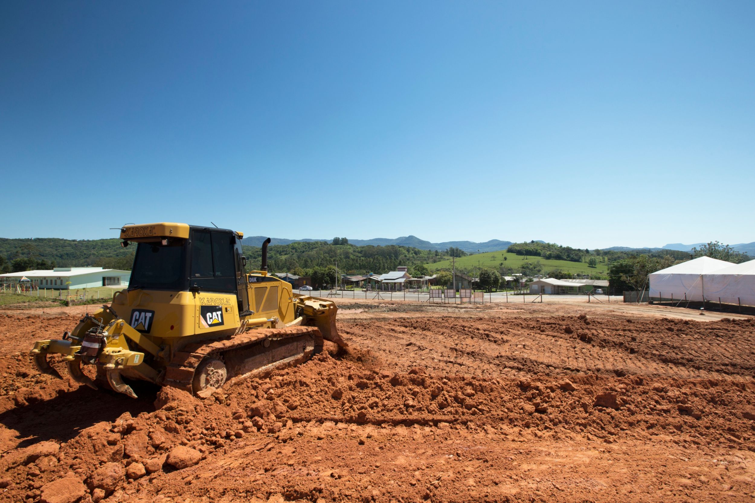 mini escavadeira em um canteiro de obras