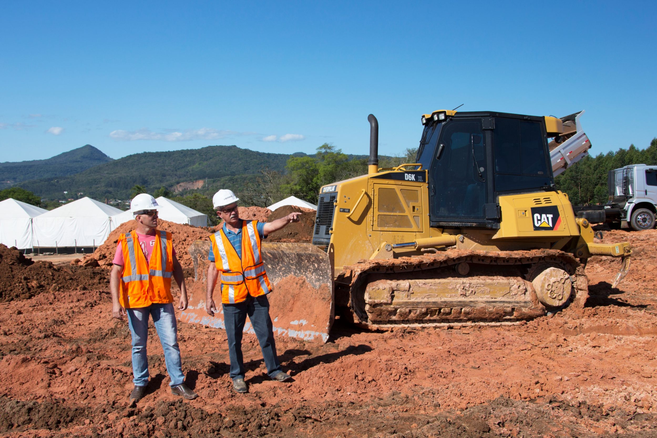 clientes em um canteiro de obras