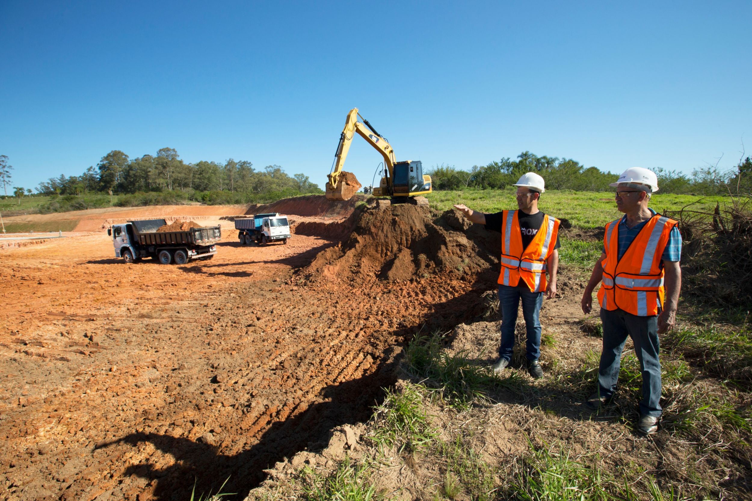 Cliente em pé no local de trabalho