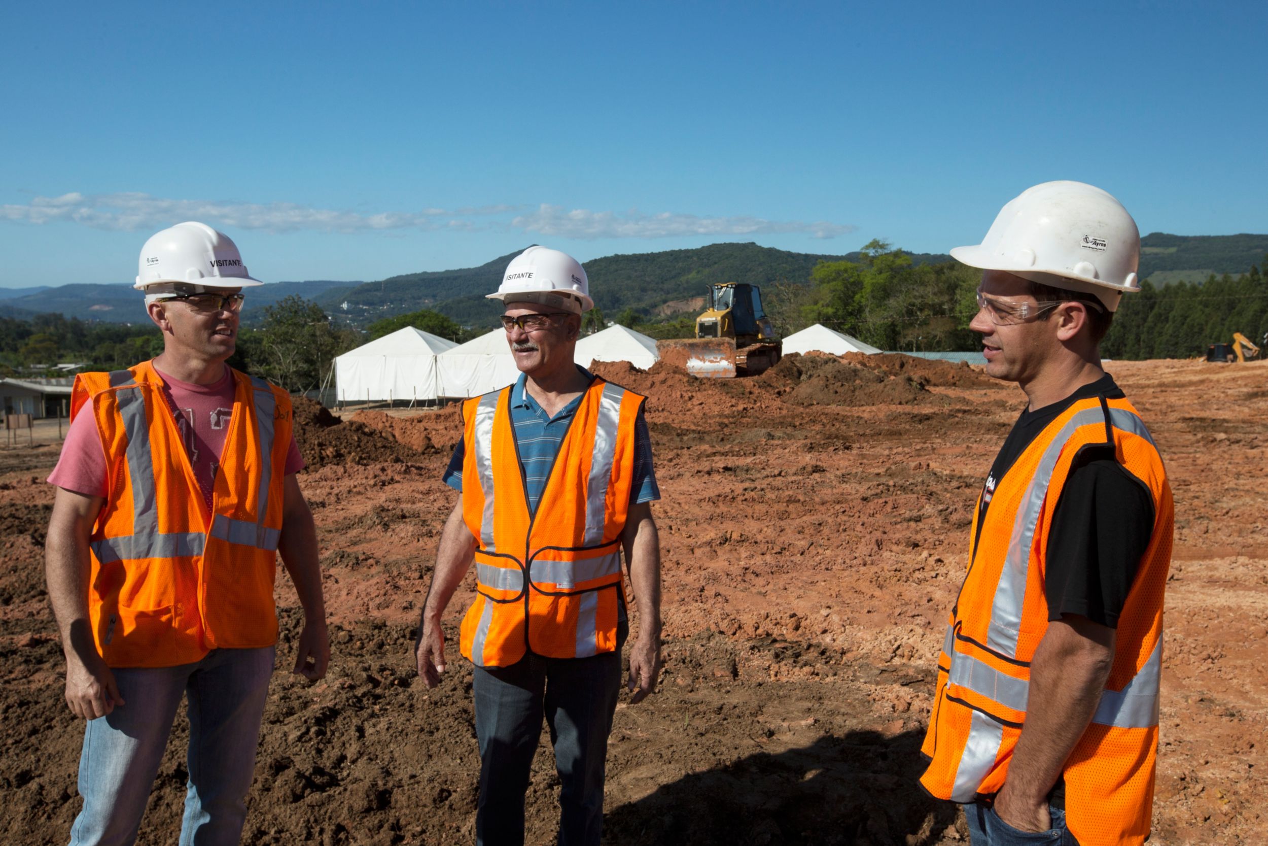 clientes em um canteiro de obras, sendo um em uma cadeira de rodas