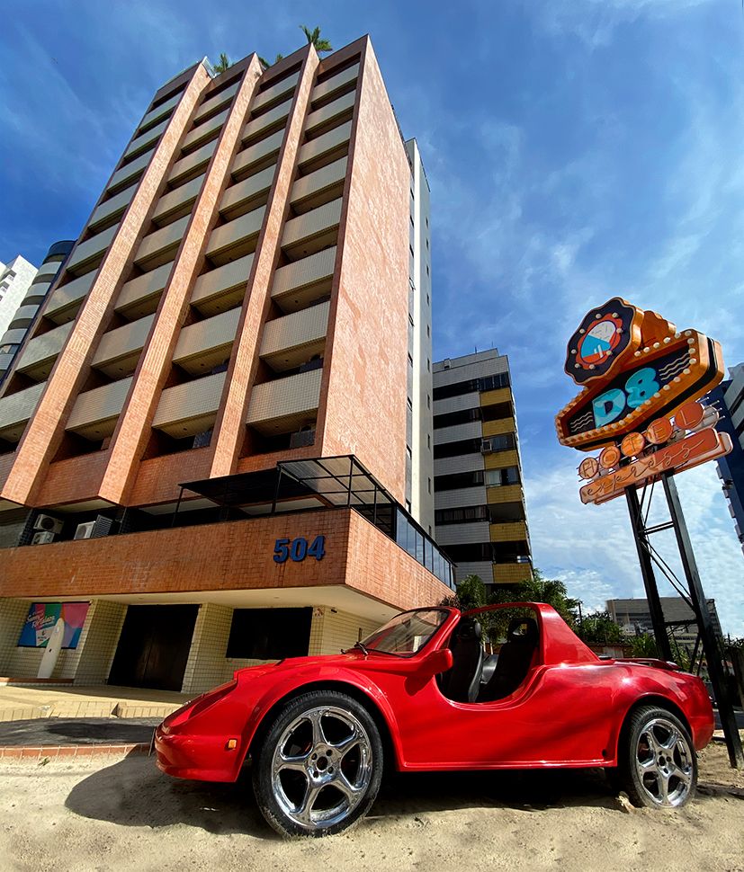 Nome do hotel foi inspirado no Trator de Esteiras Cat® D8