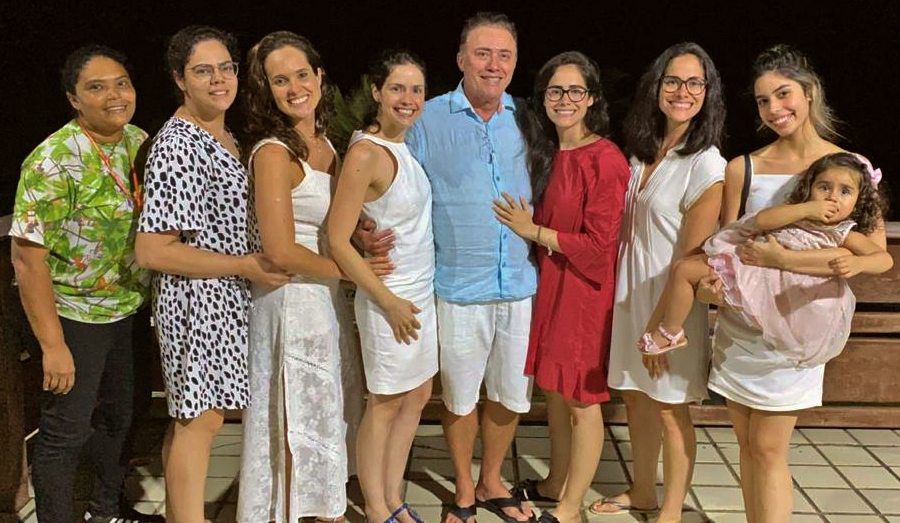 Darlan com suas oito filhas