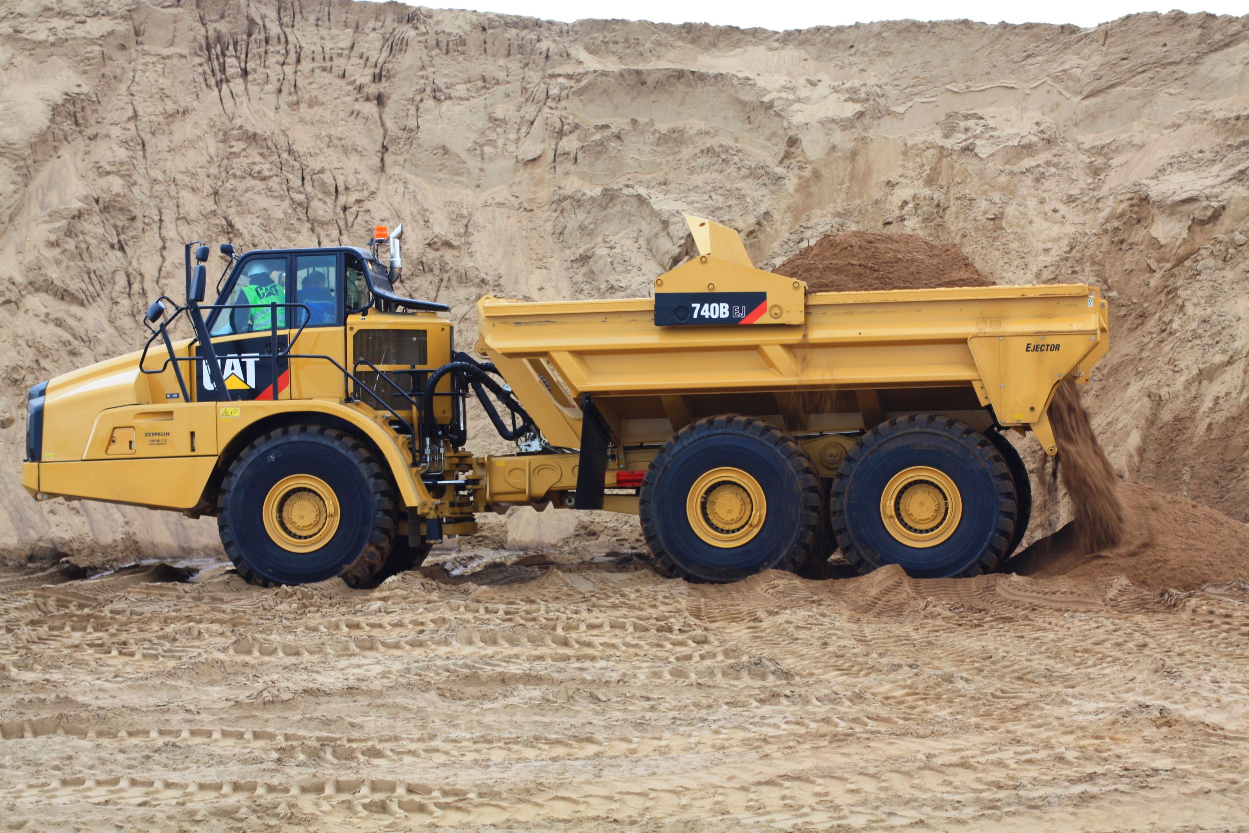 мини-экскаватор на стройплощадке