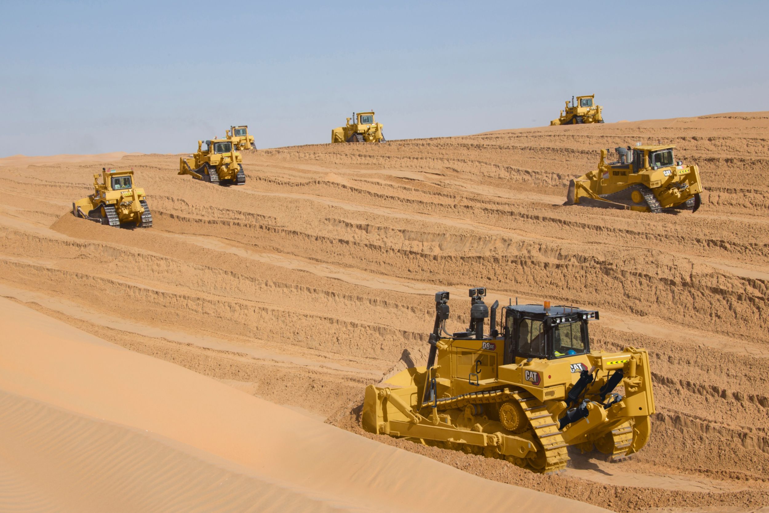 Cliente homem usando iPad com escavadeira ligada em segundo plano
