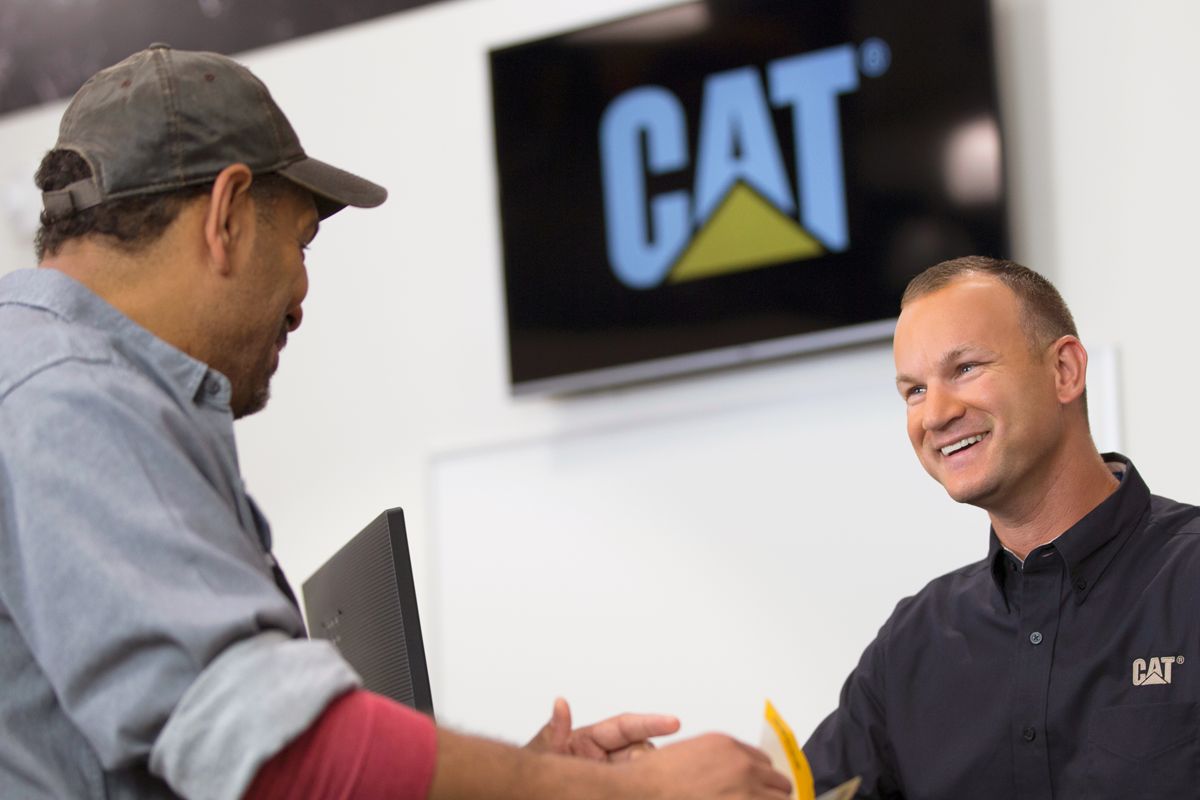 мужчины рассказывают о машине