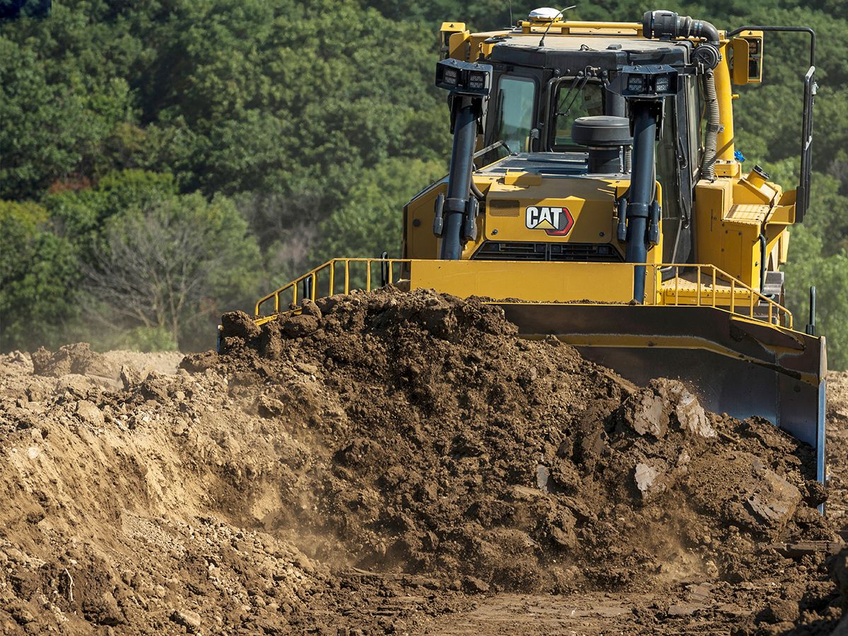 D8 bulldozer in de eerste fase van voorbereiden van een terrein