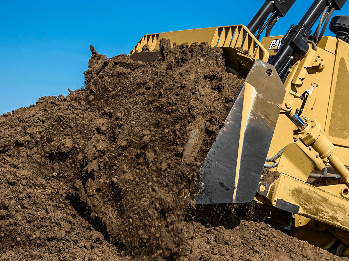 Le bulldozer D8 avec une capacité de lame augmentée vous permet d'effectuer le travail plus rapidement