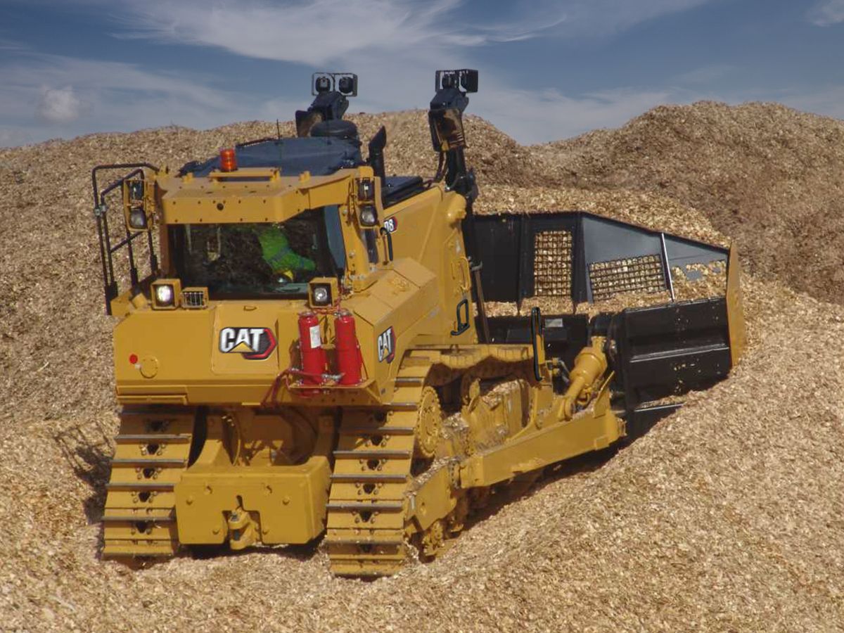 D8 dozer aan het werk in een stapel houtsnippers