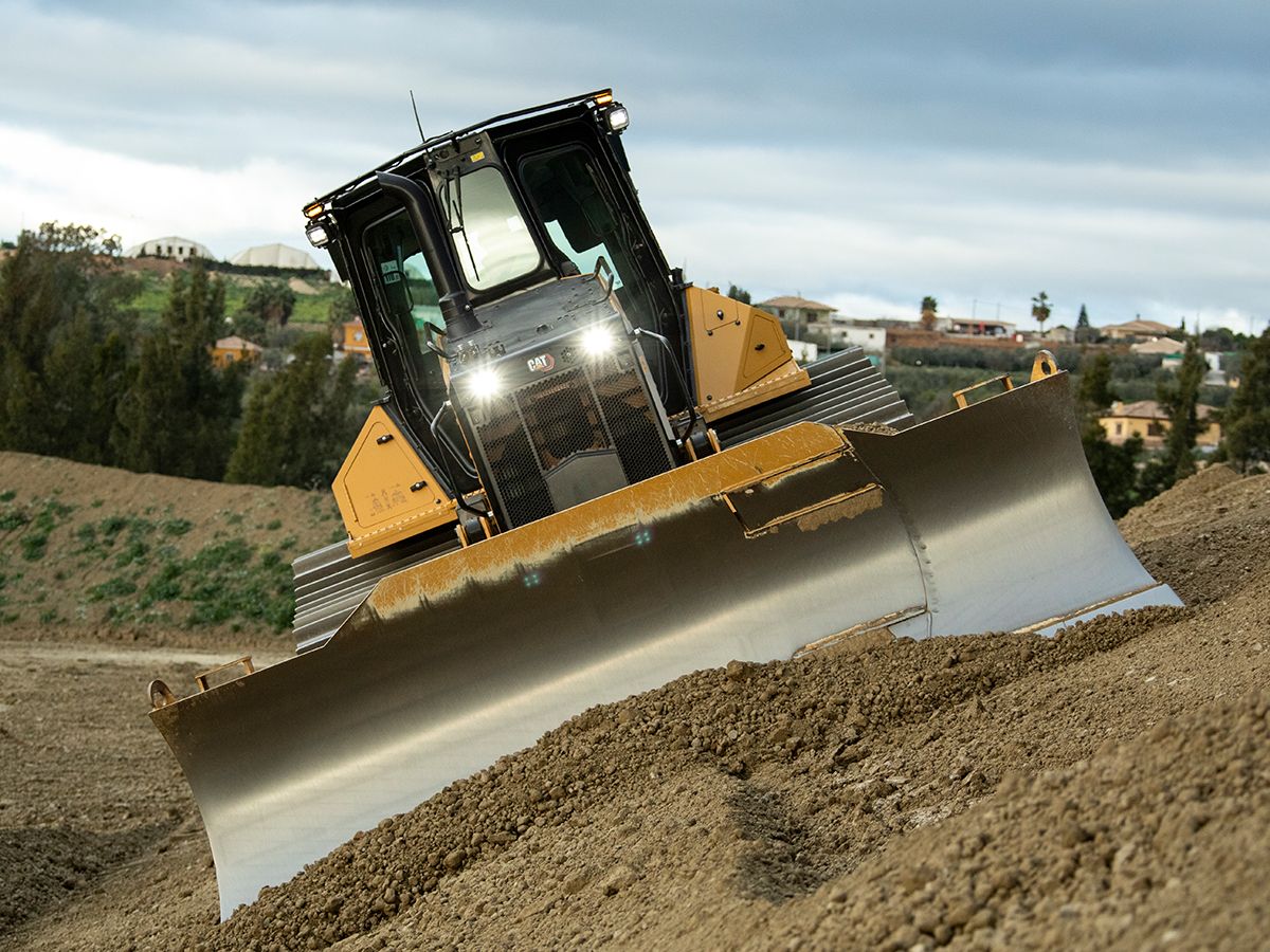 Dozer D5 nivellerend op een helling