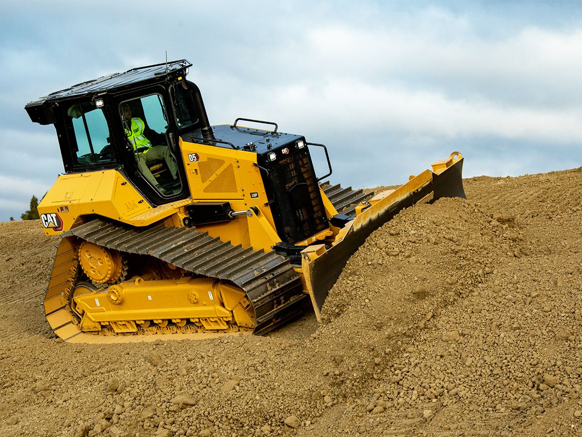 Dozer D5 aan het werk op hellingen