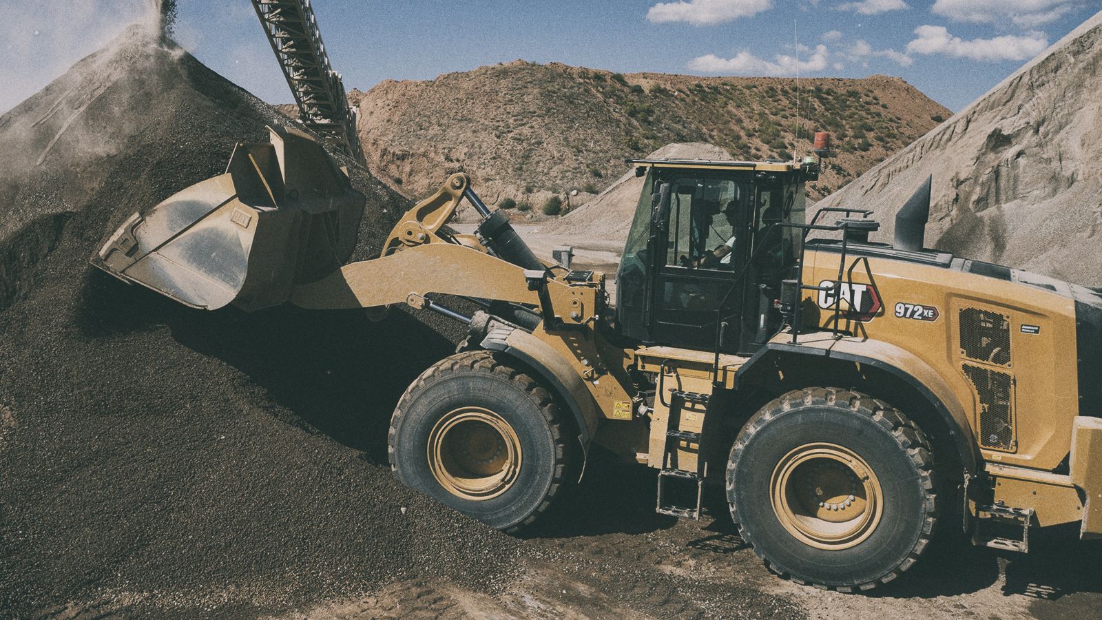972 XE Wheel Loader lifting dirt on jobsite