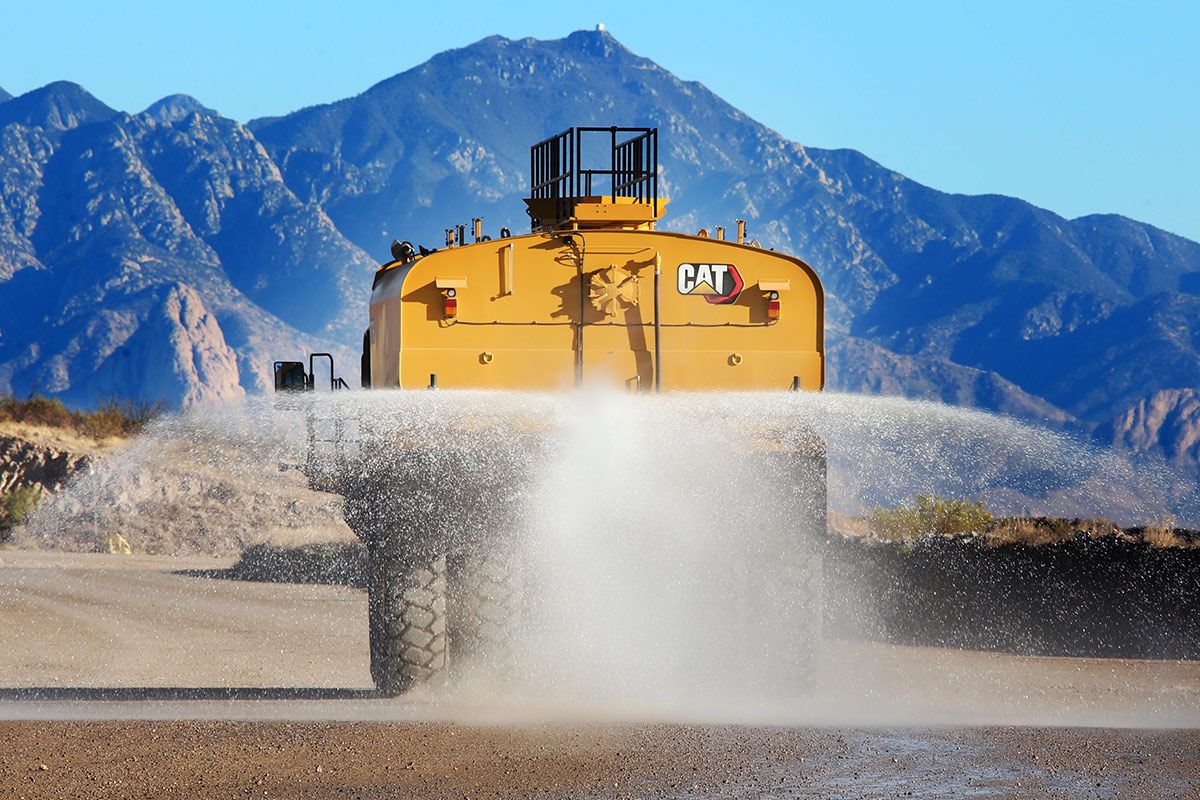 يمكنك إدارة الغبار في طريق النقل بكفاءة عن طريق نظام توصيل المياه من Cat.