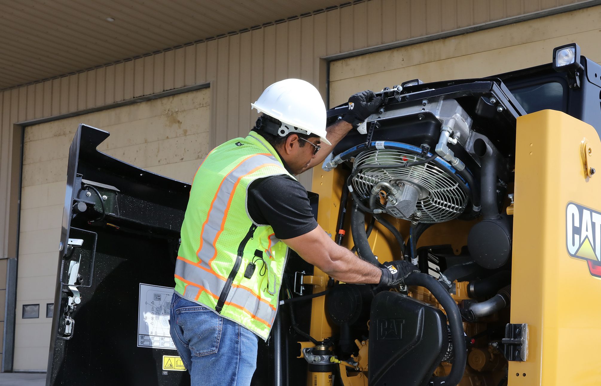 Easier to perform maintenance means your Cat skid steer and compact track loaders will keep running strong. 