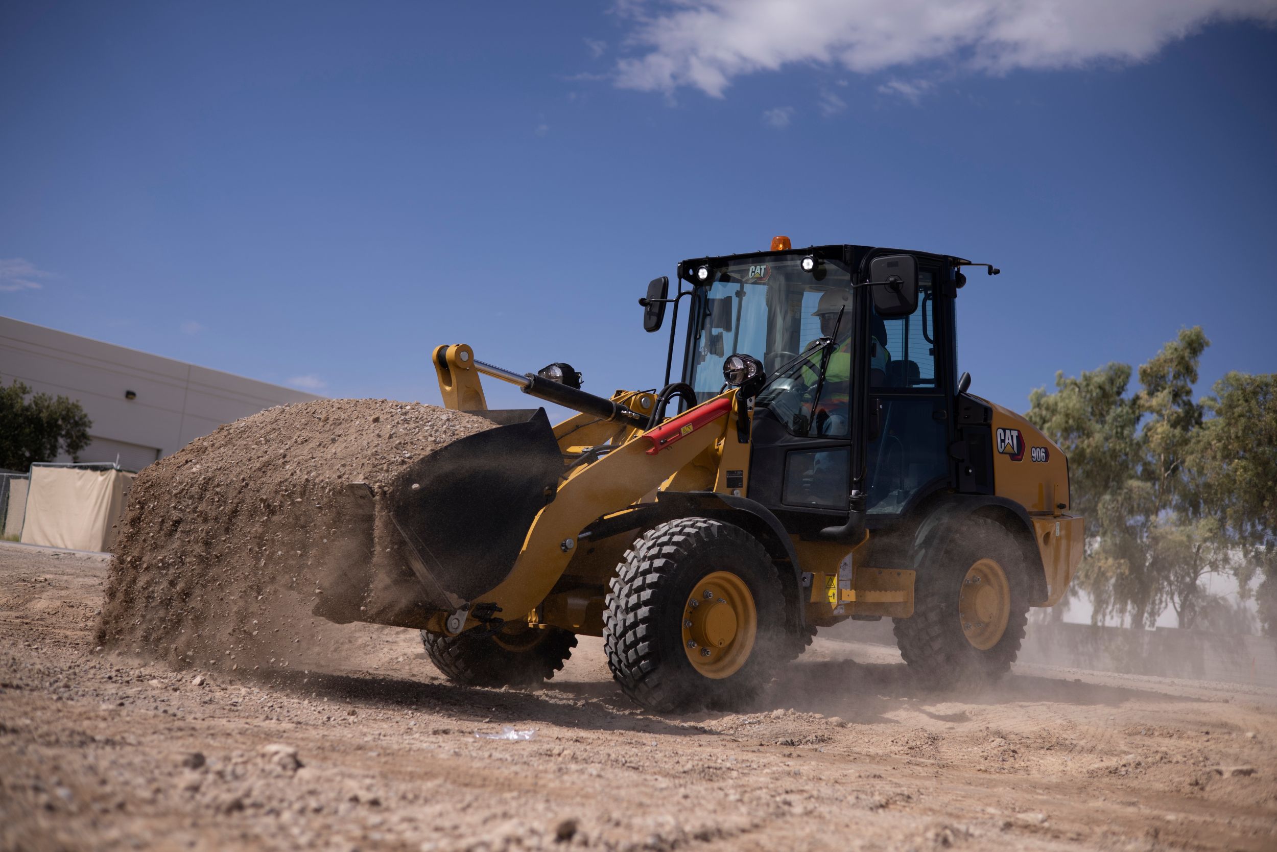 Cat® 906 Compact Wheel Loader
