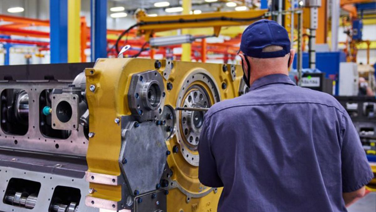 Reman tech tightening bolts on flywheel