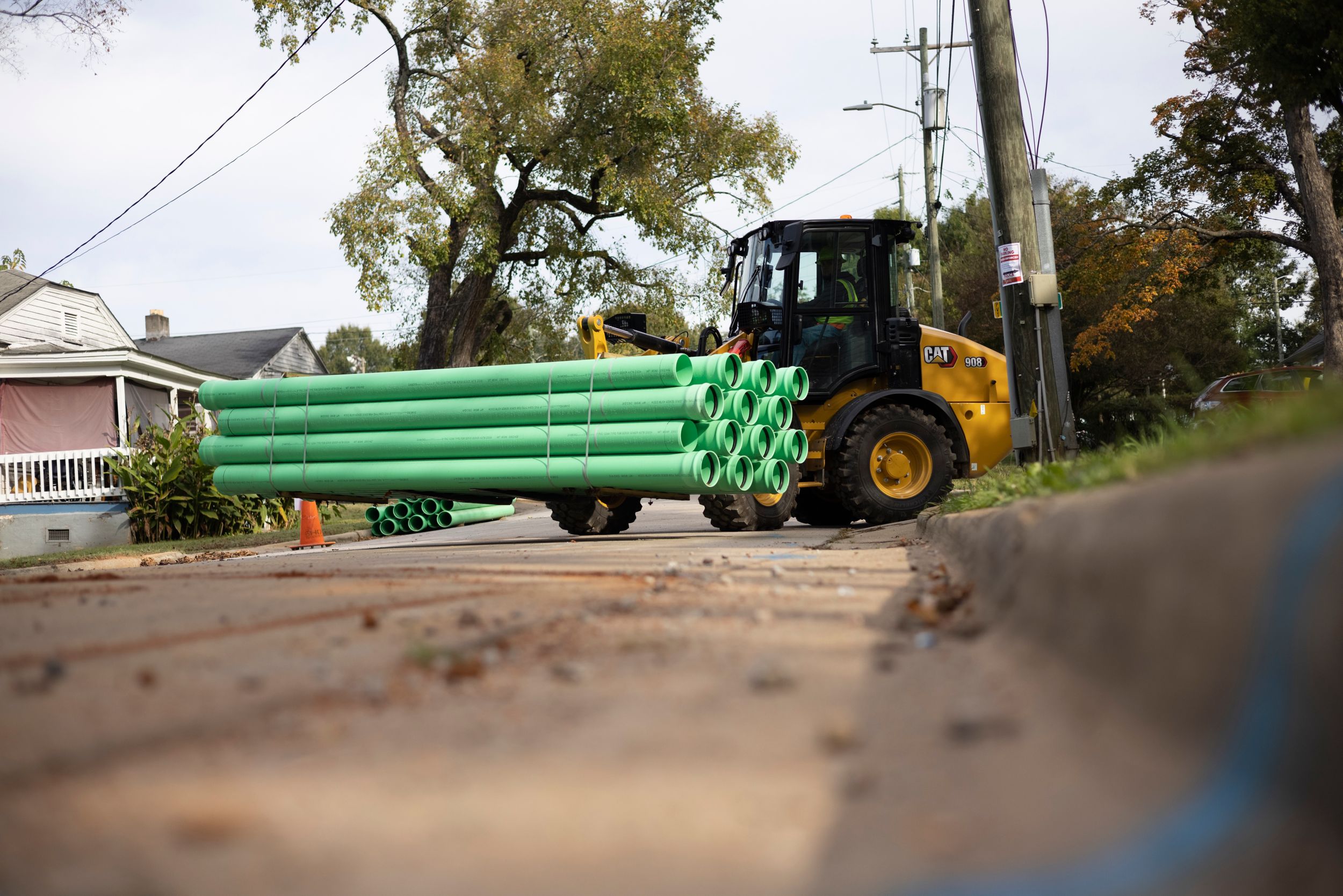 908 Compact Wheel Loader in Resi Construction with Forks