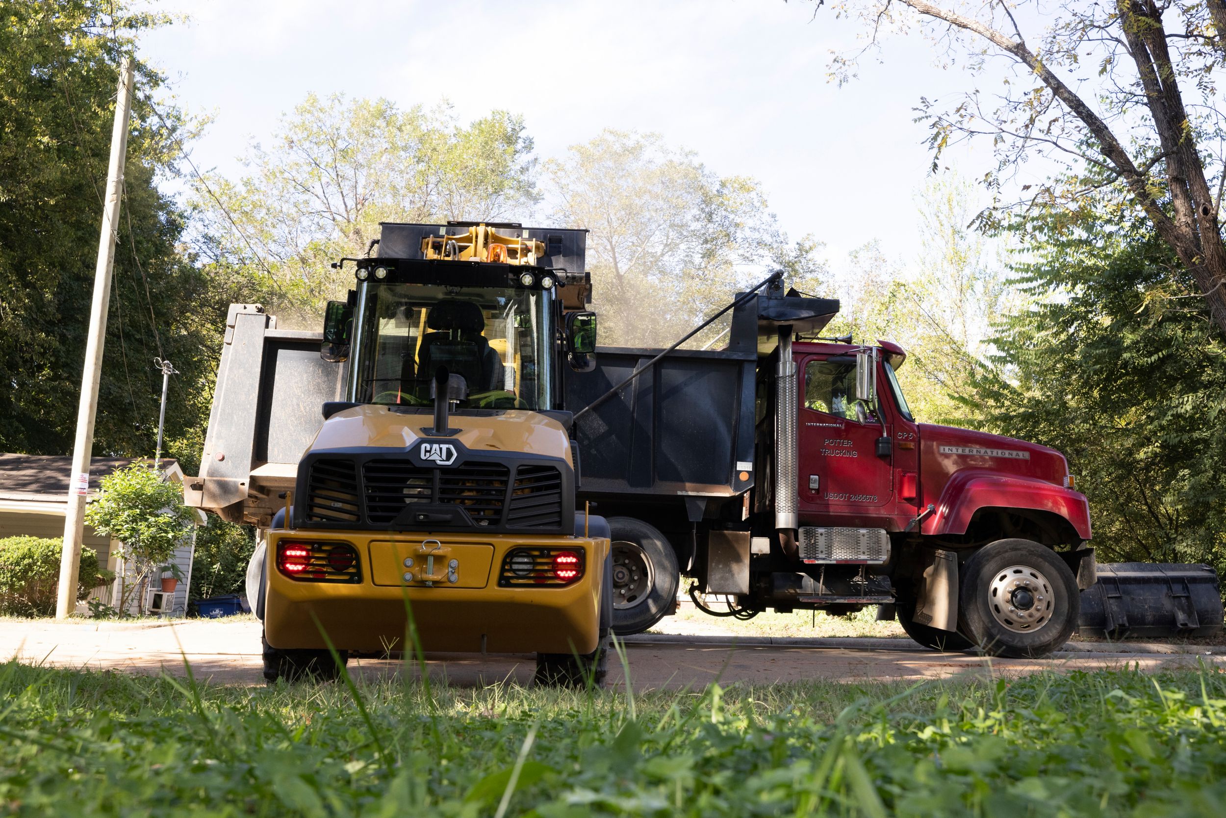 Cat® 906 Compact Wheel Loader