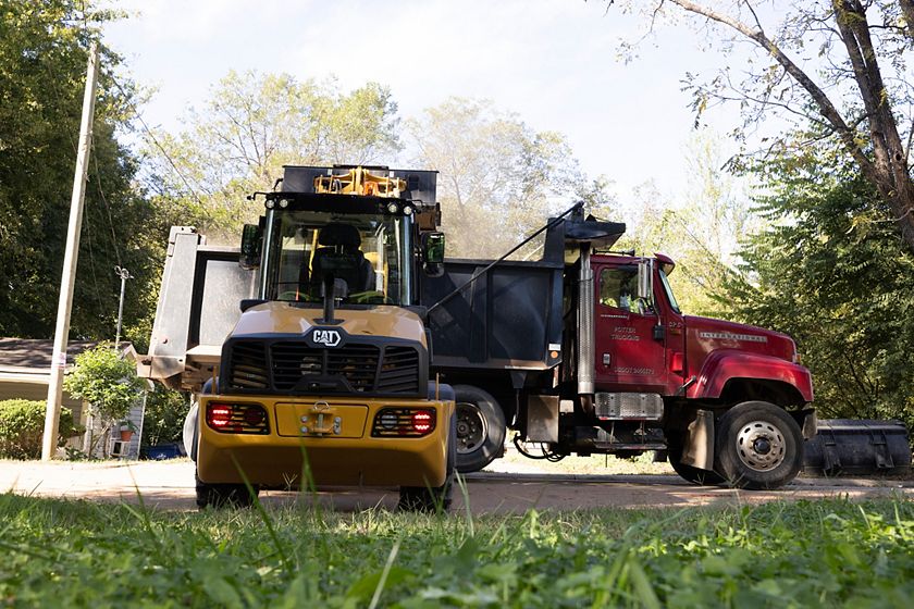 Cat® 906 Compact Wheel Loader