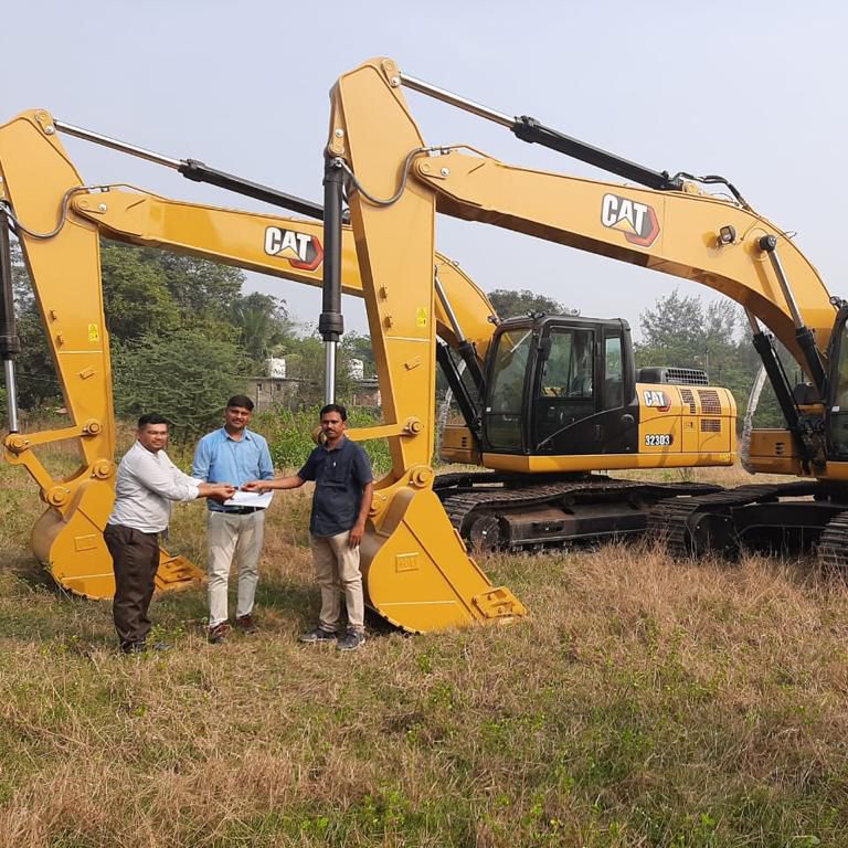 Customers signing deal in India with excavators