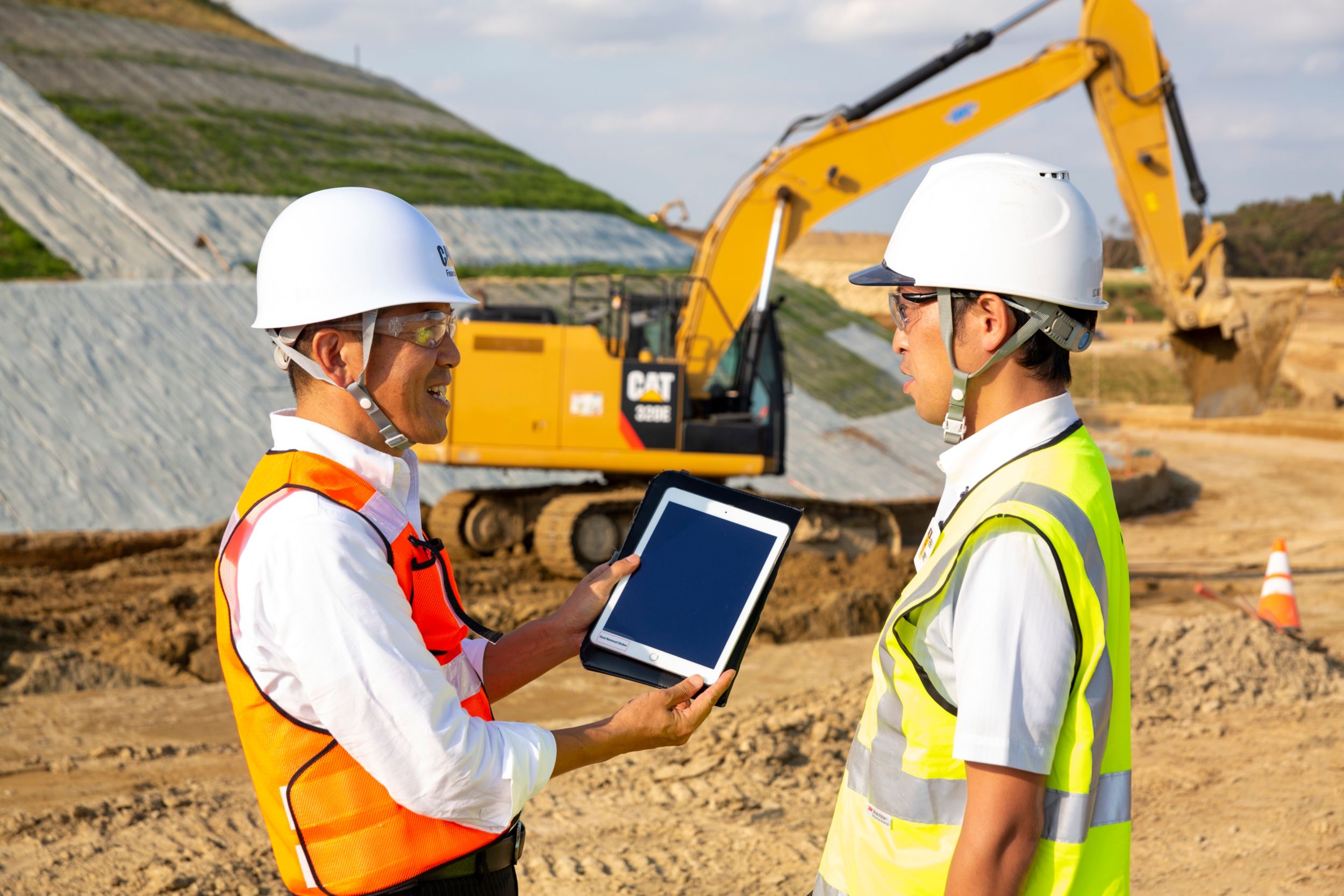 ワークドリルツールを使用するスキッドステア