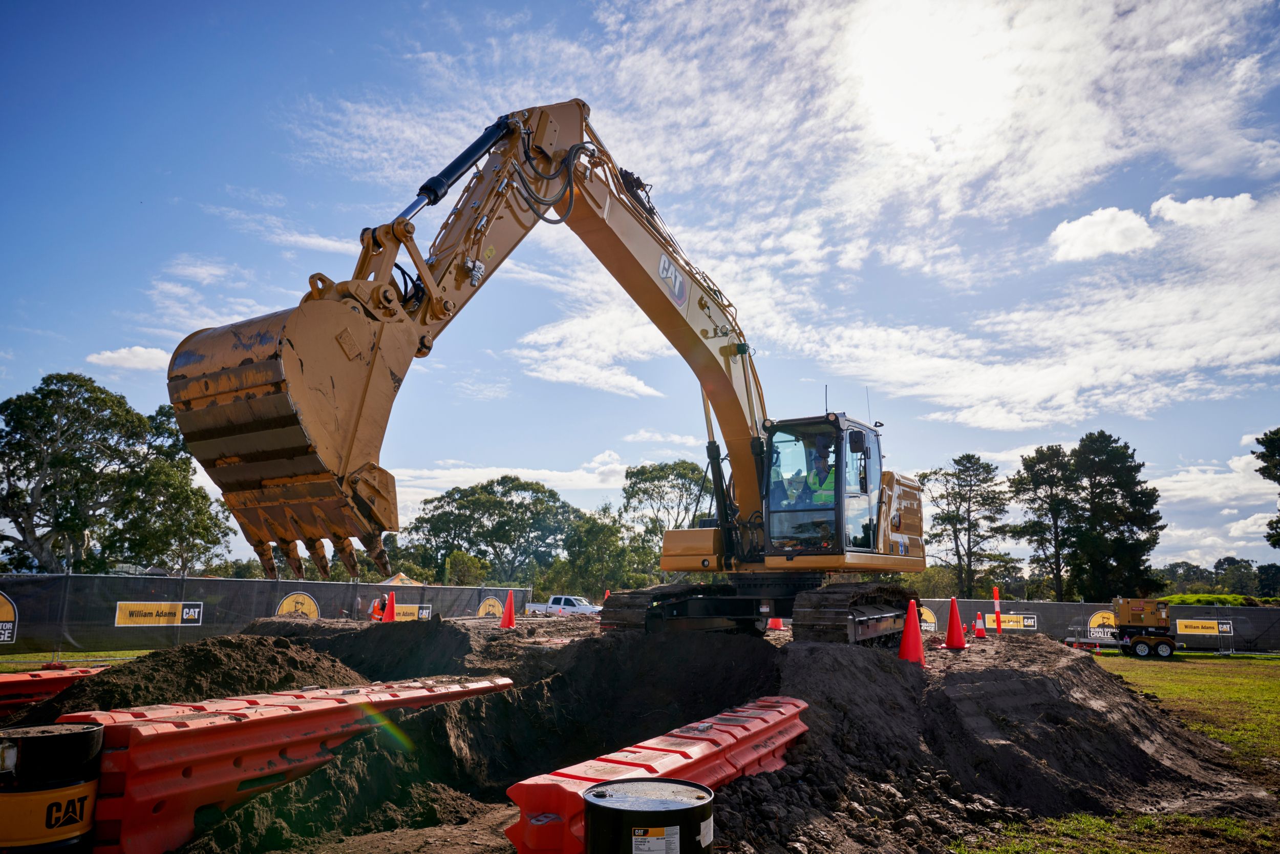 Pelle Cat® creusant une tranchée à l’aide de la technologie de nivellement