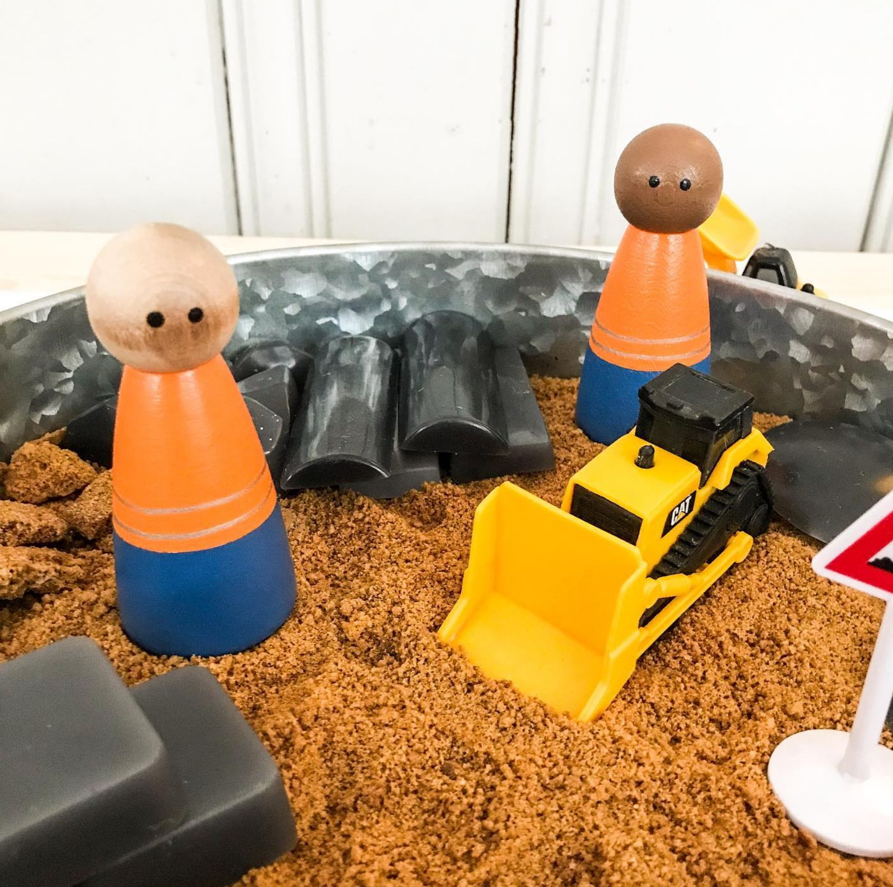 Construction site sensory bin using kinetic sand