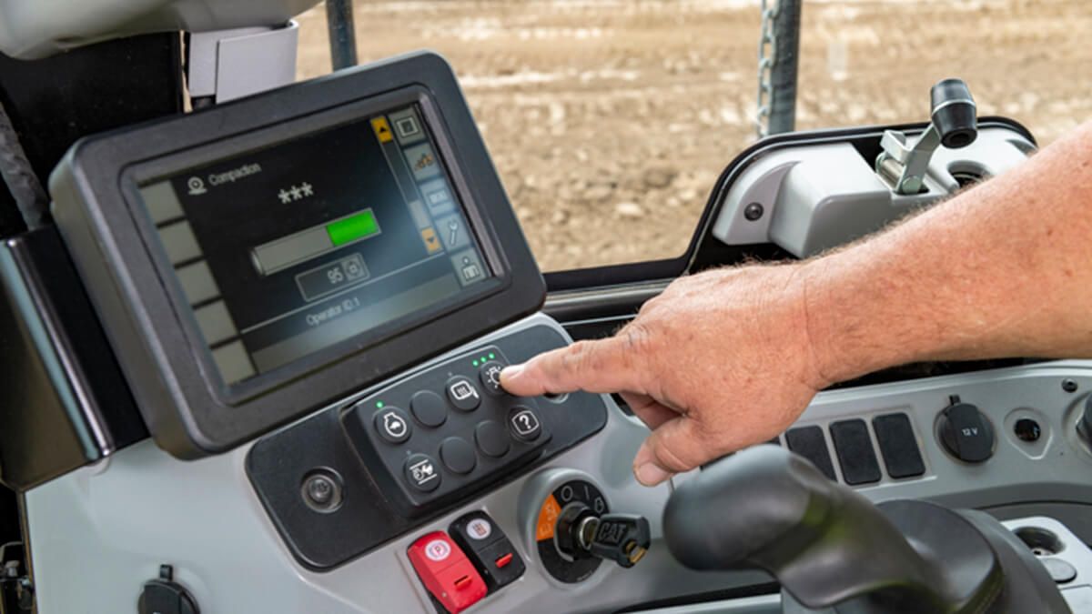 How to Use Your Large Soil Compactor Monitors | Cat | Caterpillar