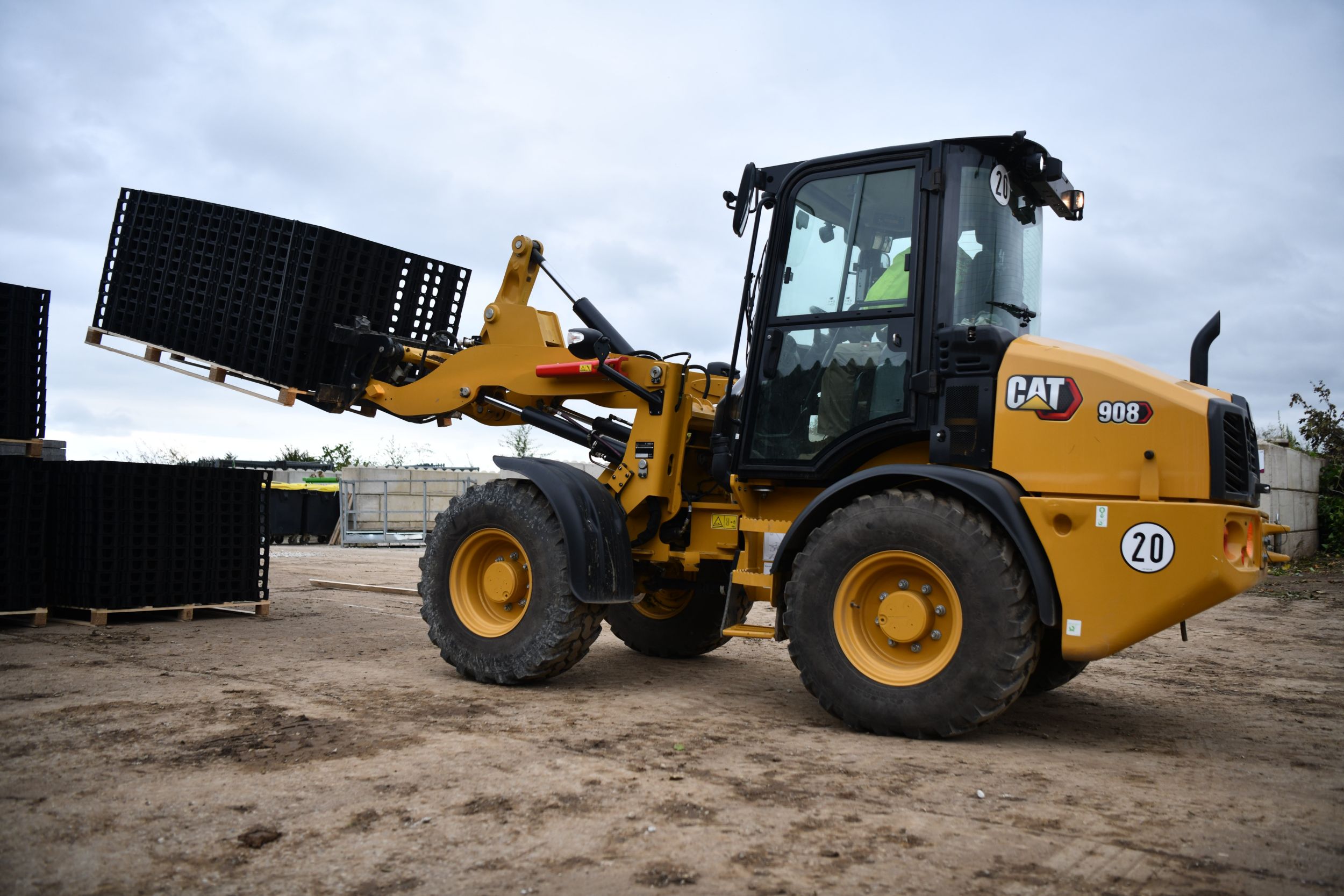 908 Compact Wheel Loaders | Cat | Caterpillar