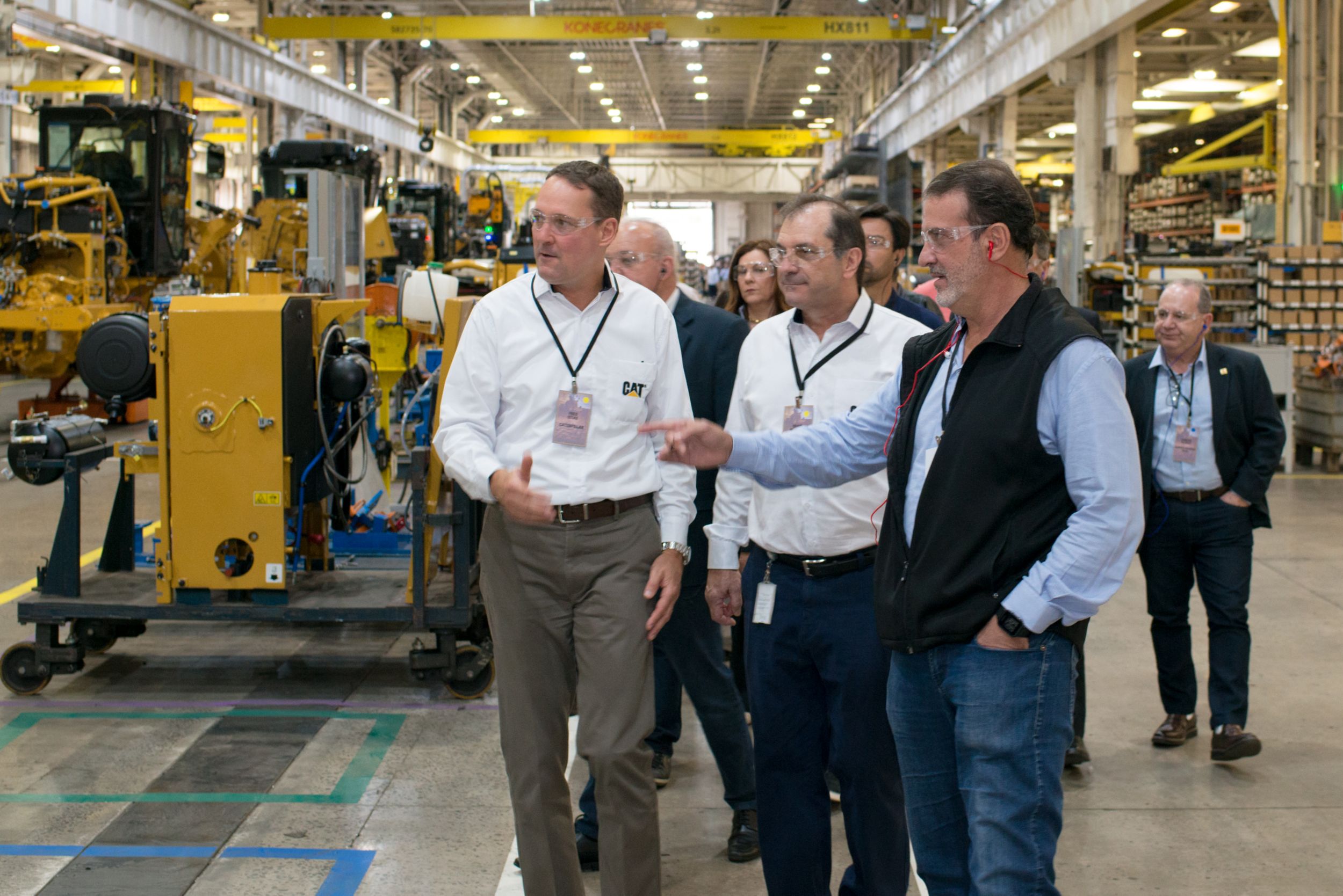 Prefeito de Piracicaba, presidente da Caterpillar Brasil e vice-presidente sênior da Corporação Caterpillar inauguram nova linha de montagem