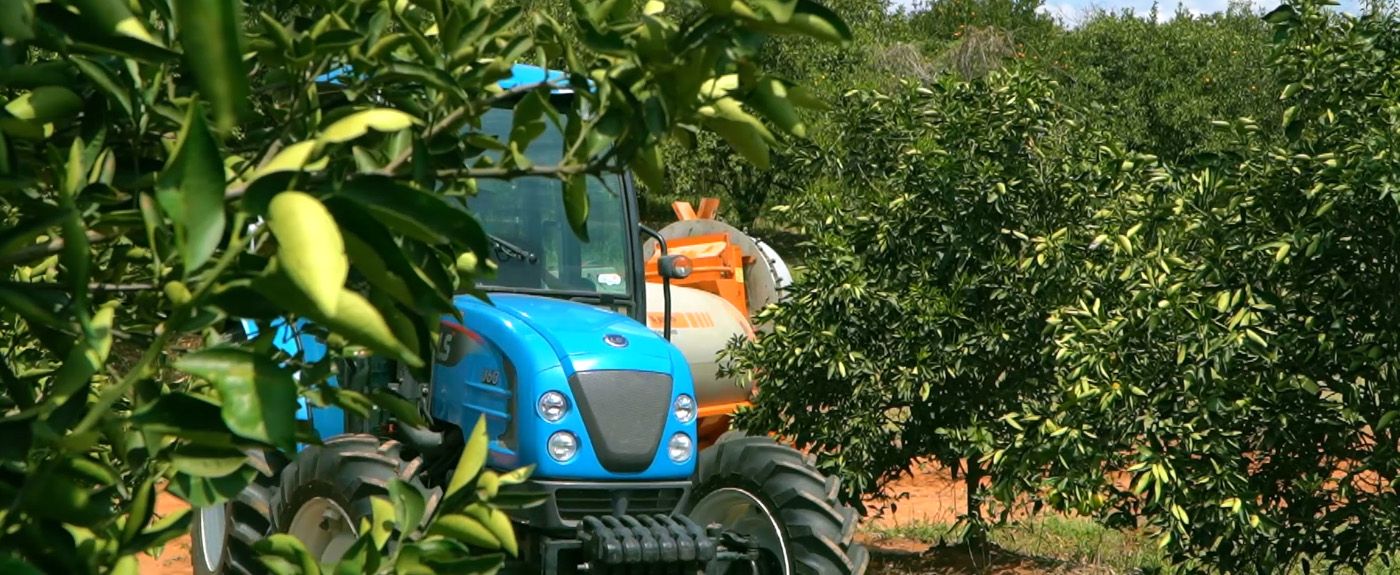 Tractor arando el campo
