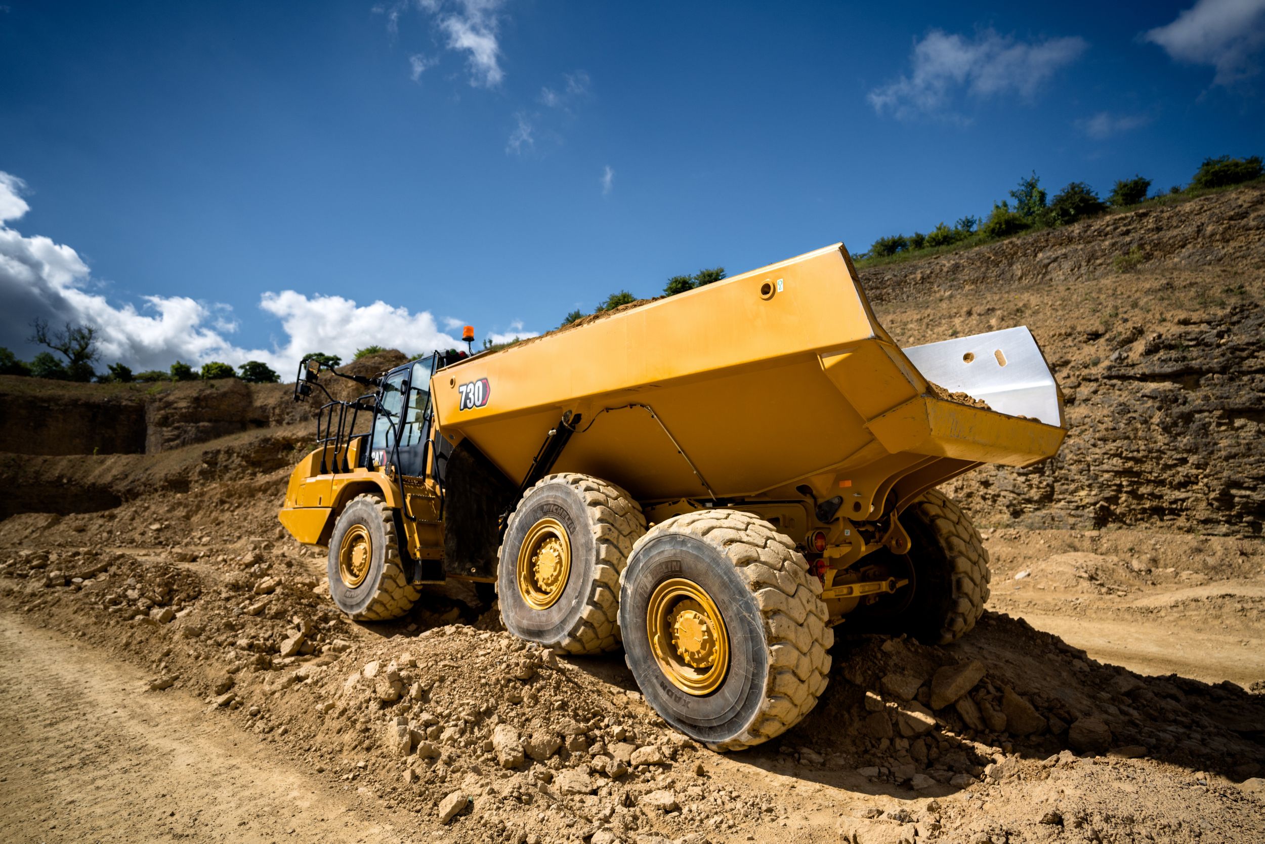 Tombereau articulé à trois essieux 730