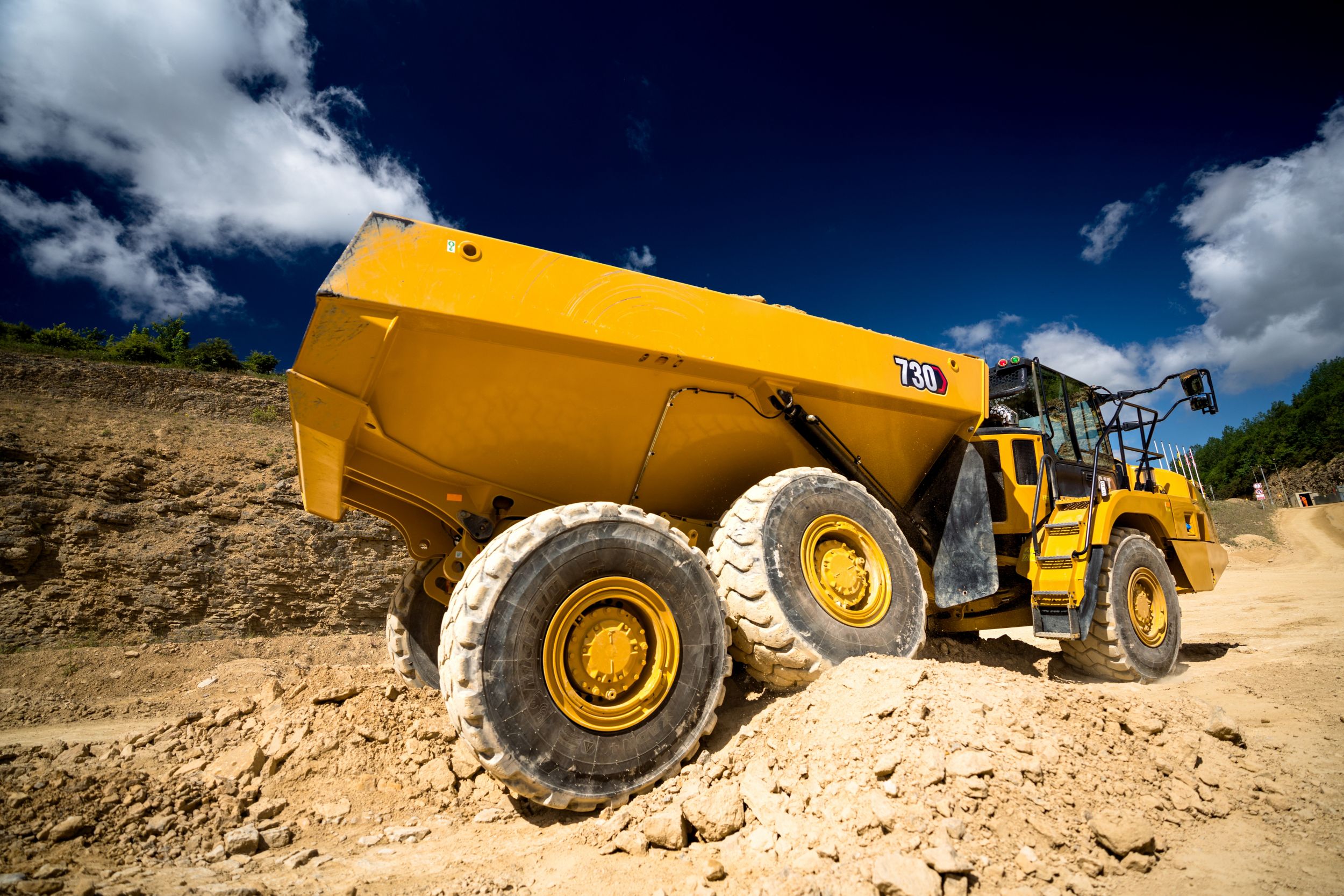Tombereau articulé à trois essieux 730