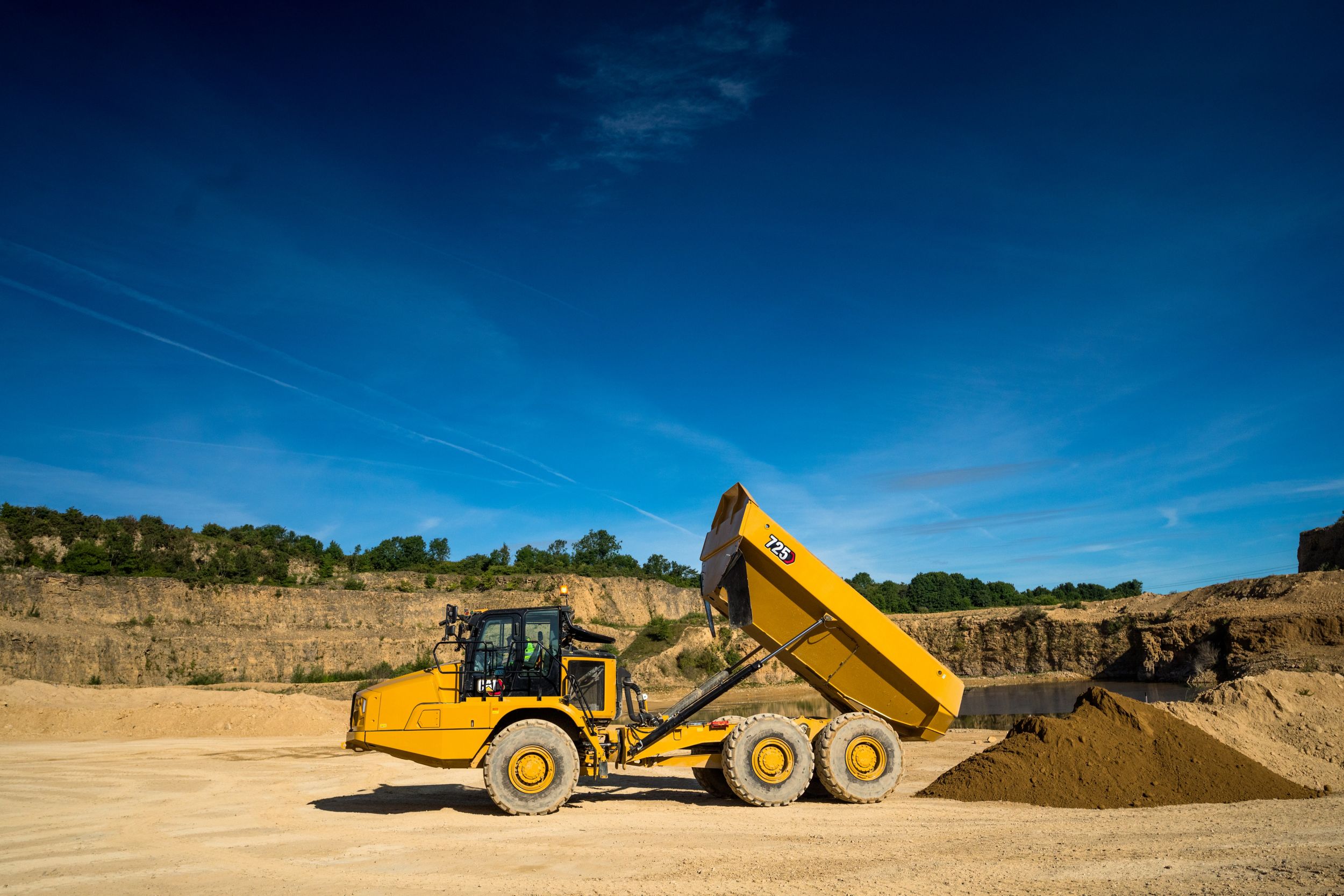 725 Ramstyrd dumper med tre axlar