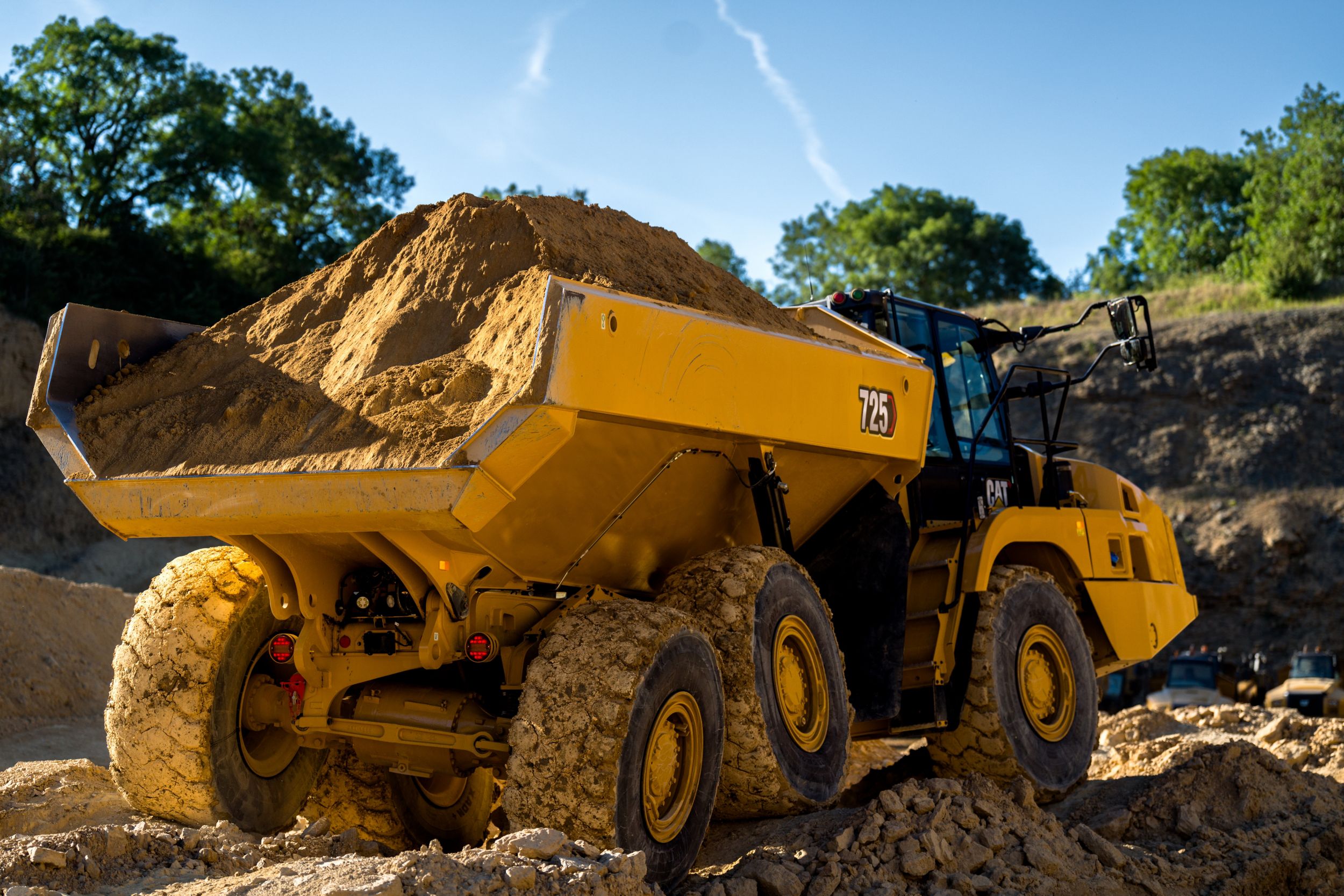 725 Ramstyrd dumper med tre axlar