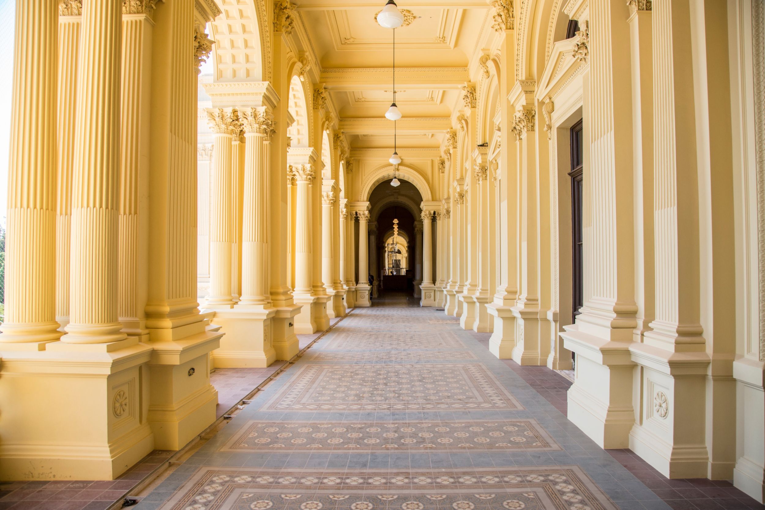 Hall com pisos hidráulicos restaurados. Foto de Natália Cesar