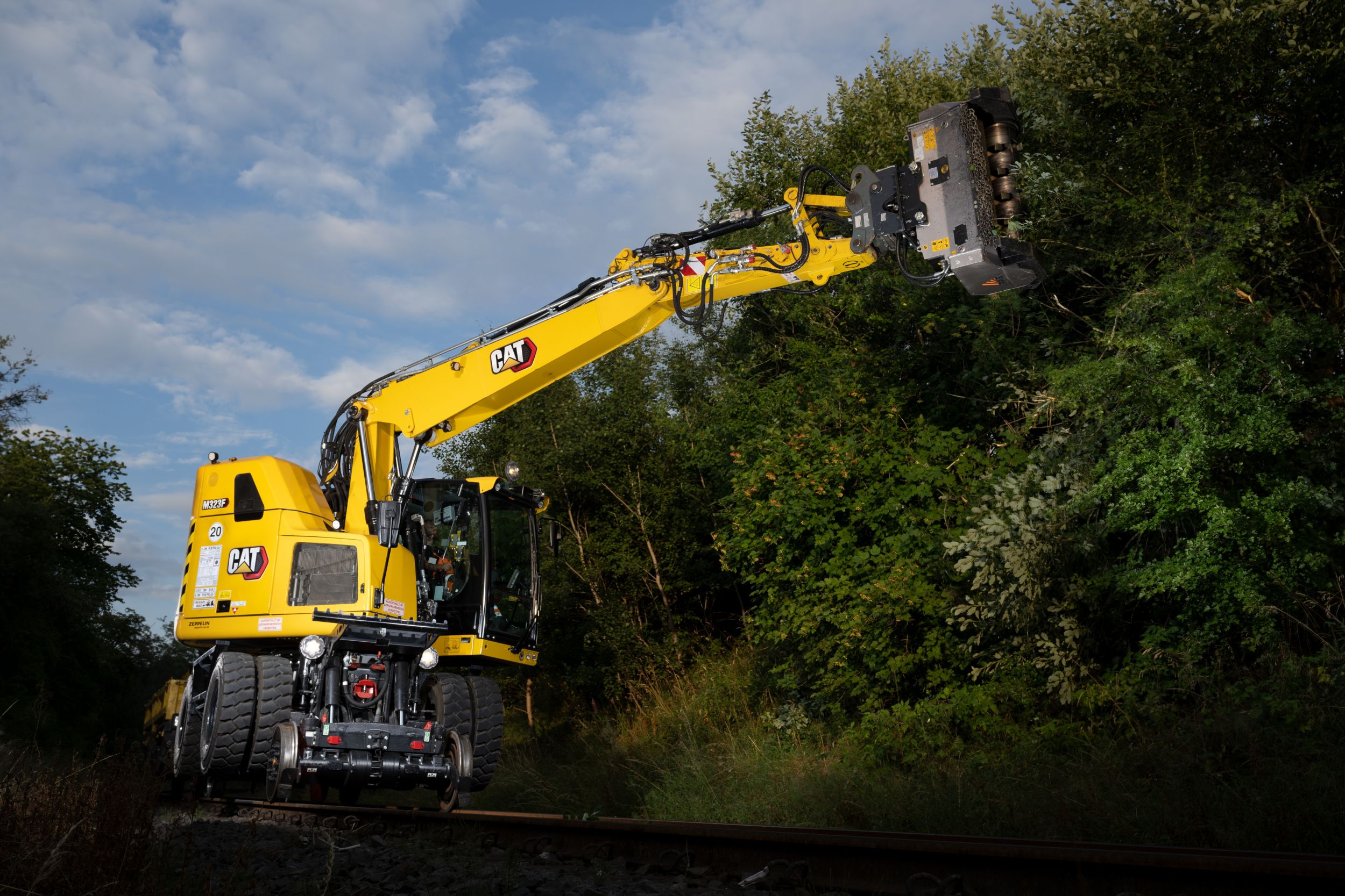 M323F Railroad Wheeled Excavator