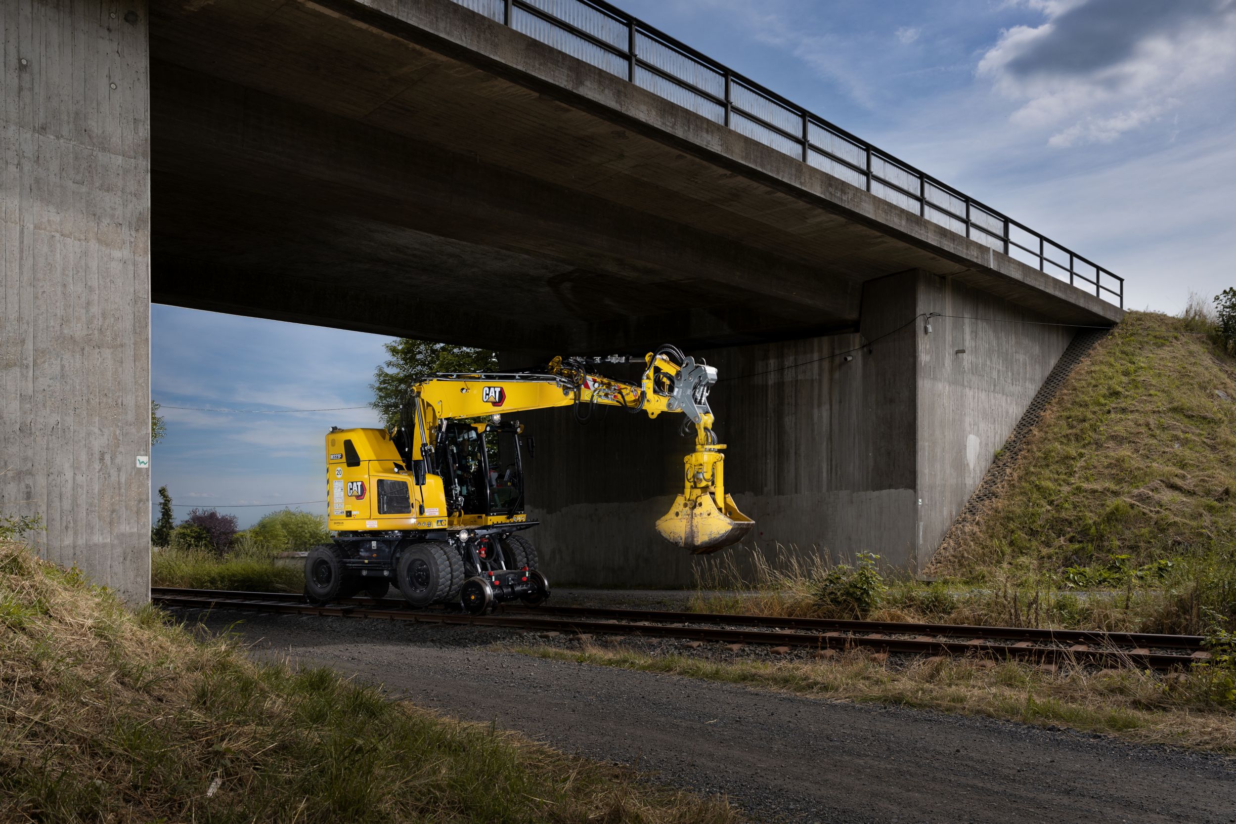 M323F Railroad Wheeled Excavator