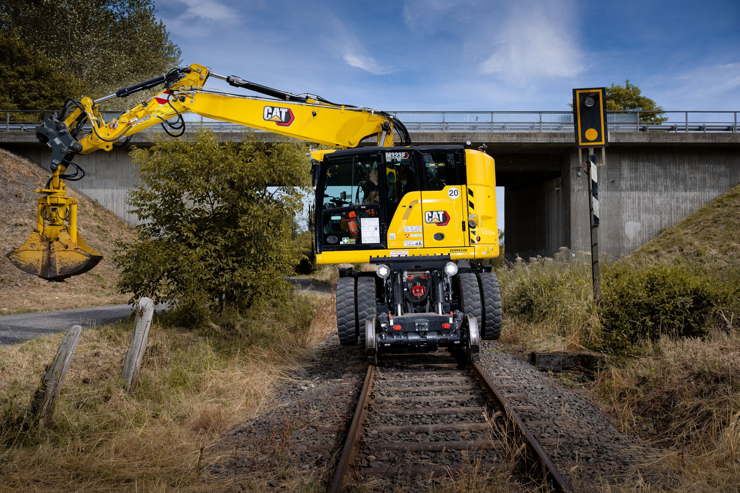 Graafmachine M323F op banden