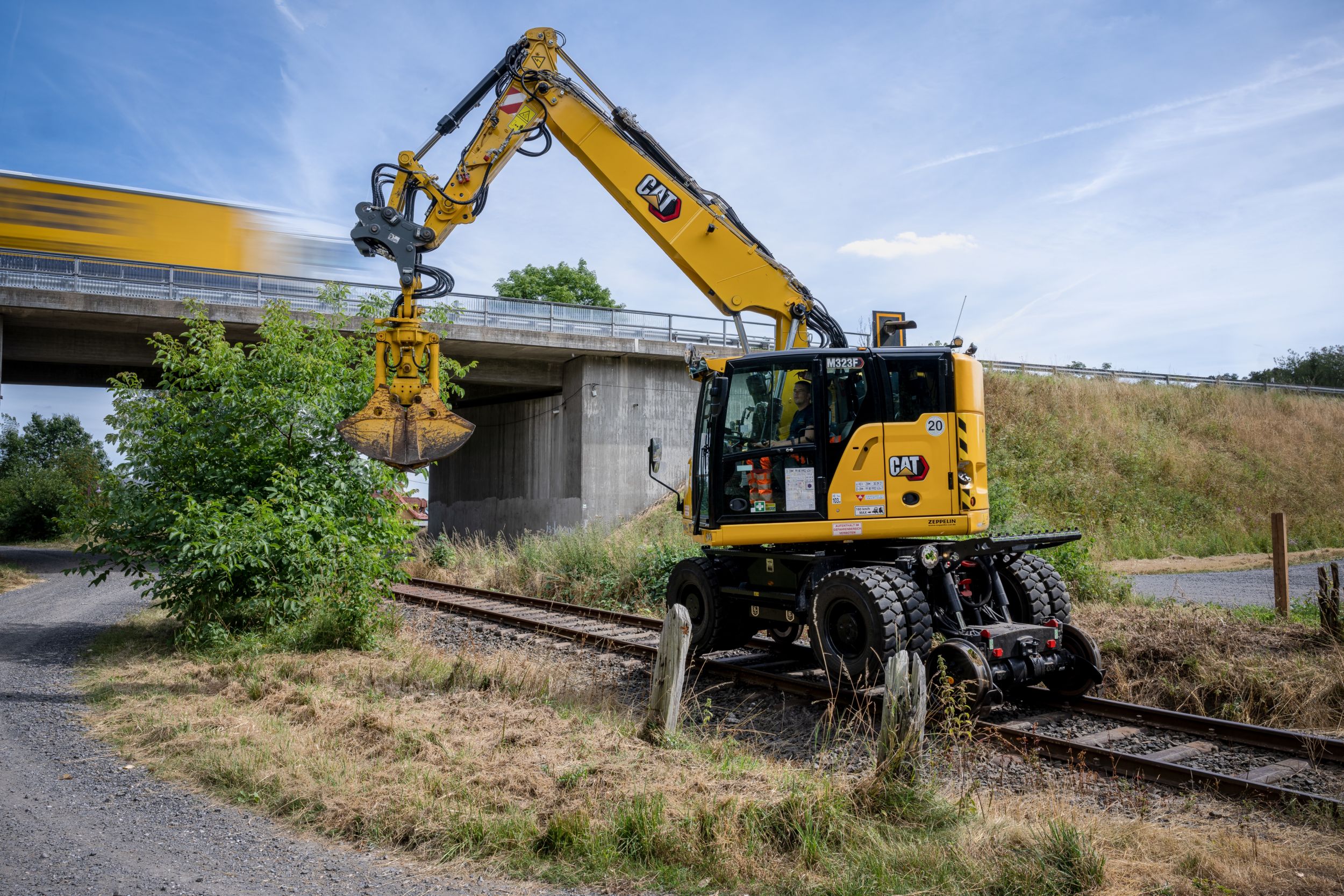 M323F graafmachine op spoorwegwielen