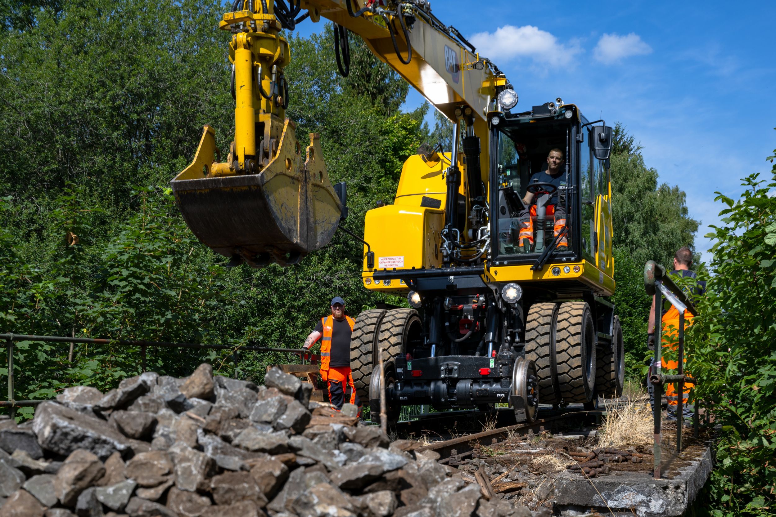 M323F Railroad Wheeled Excavator