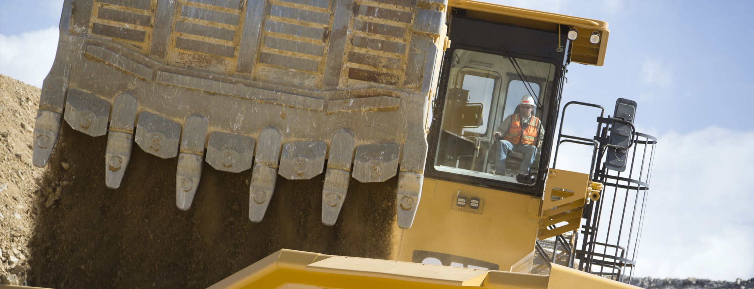 Hydraulic mining shovel