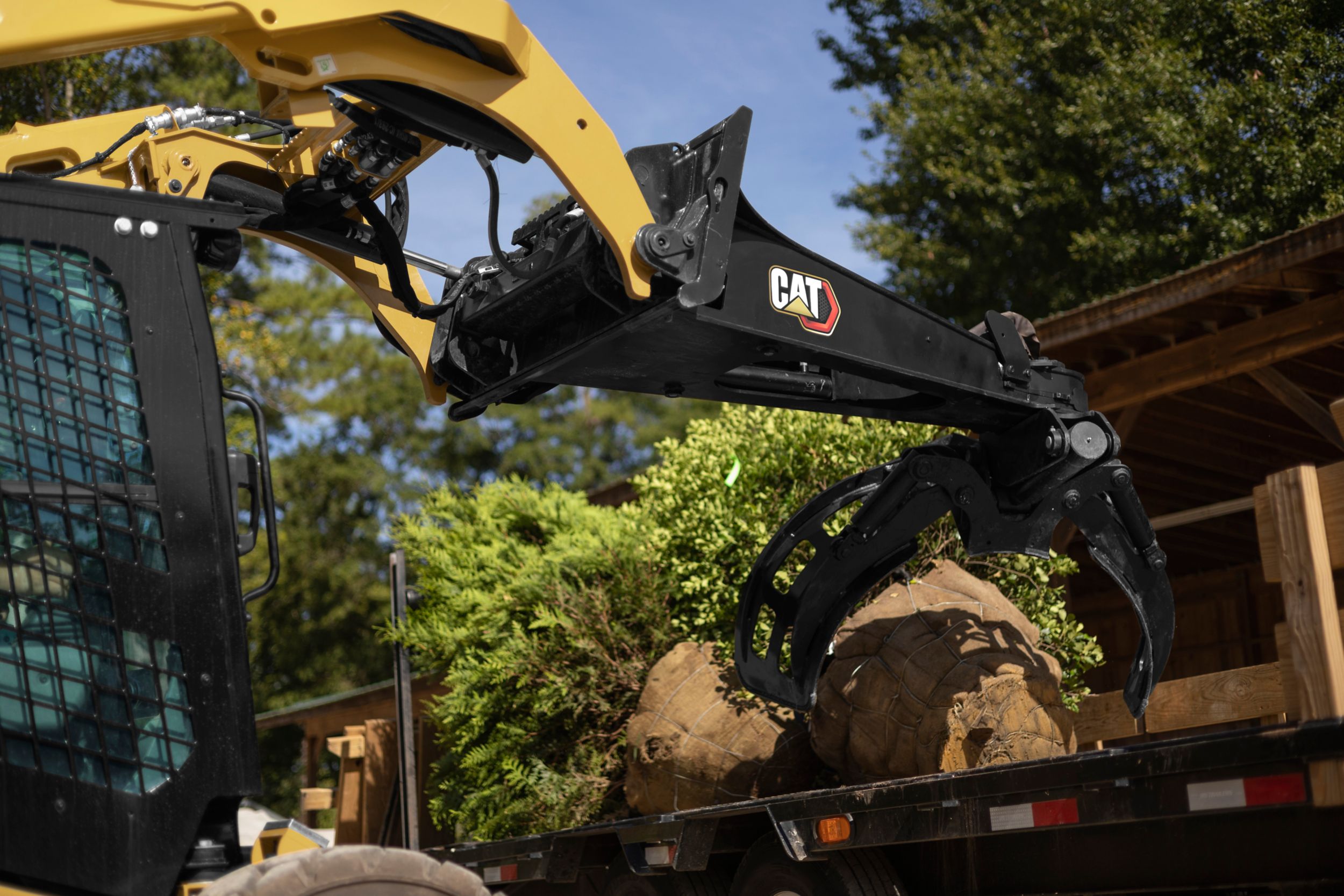 Pivoting Grapple Head