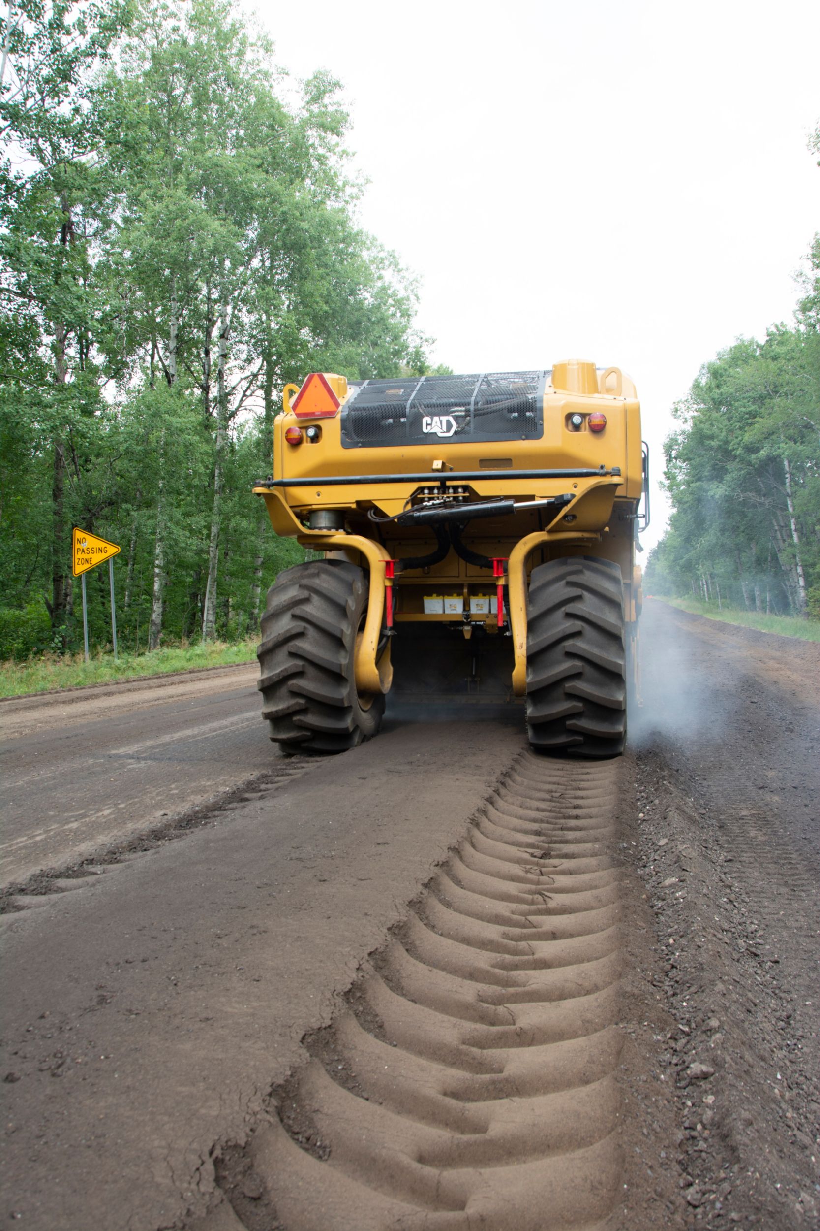 Cat System K-rotor geconfigureerd met paddles voor materiaaldimensionering in terugwinningstoepassingen over de volle diepte.