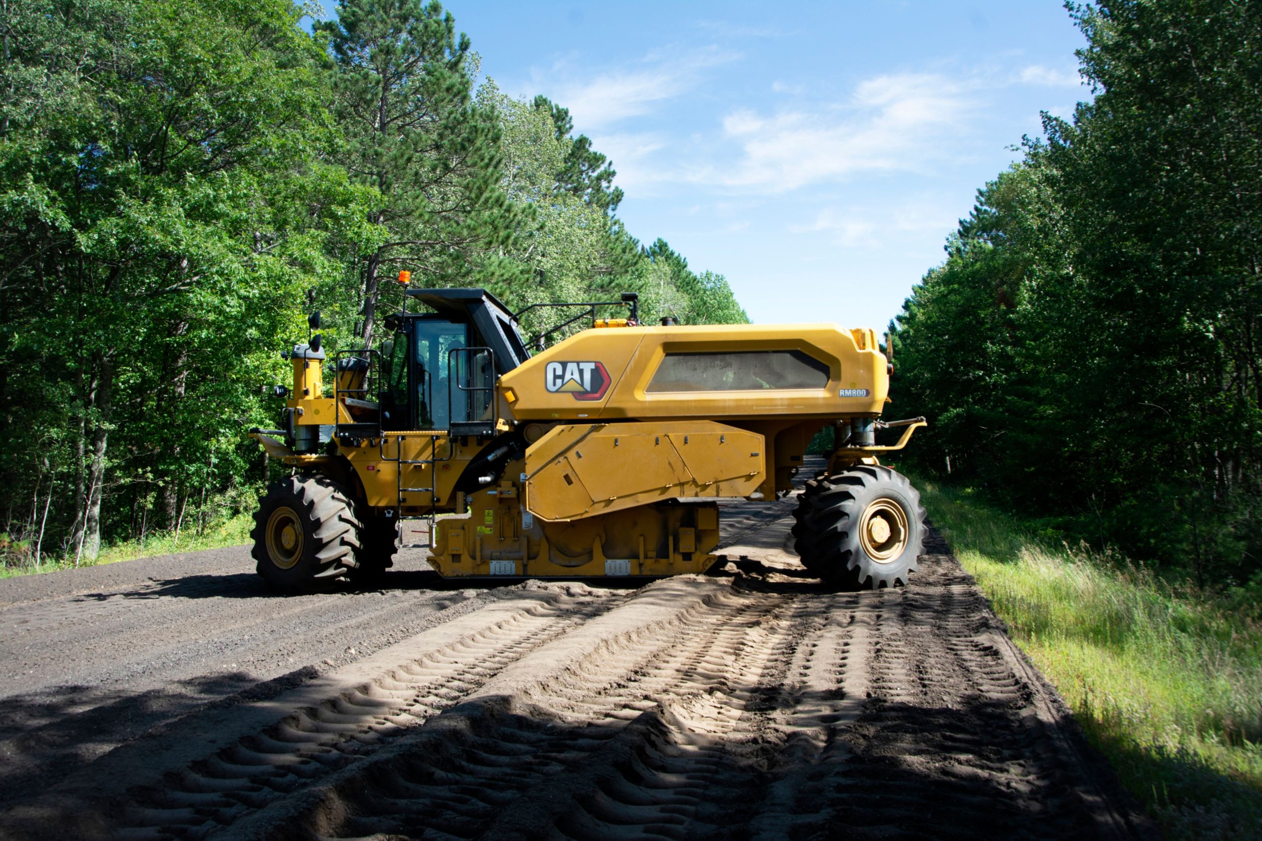 The RM600 reclaimer/stabilizer can maneuver in tight spaces.