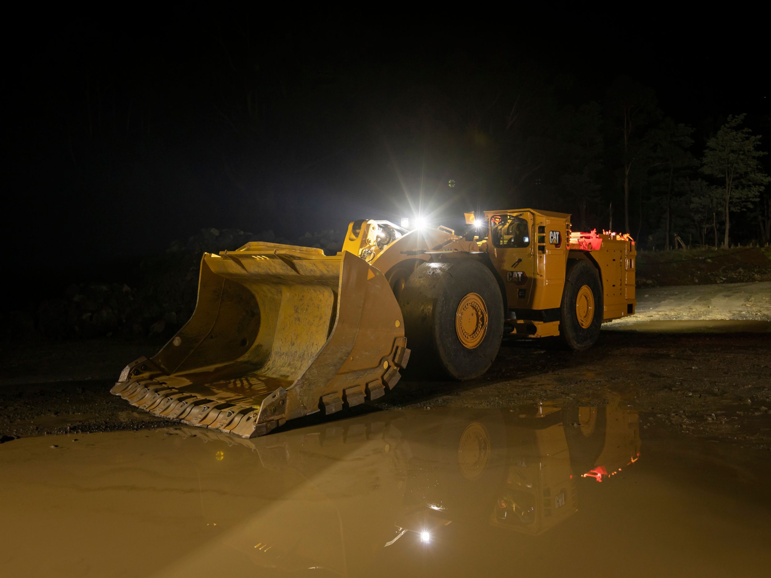 Cat Underground Mining Load Haul Dump (LHD) Loaders: R1700 XE  (Battery-Electric)