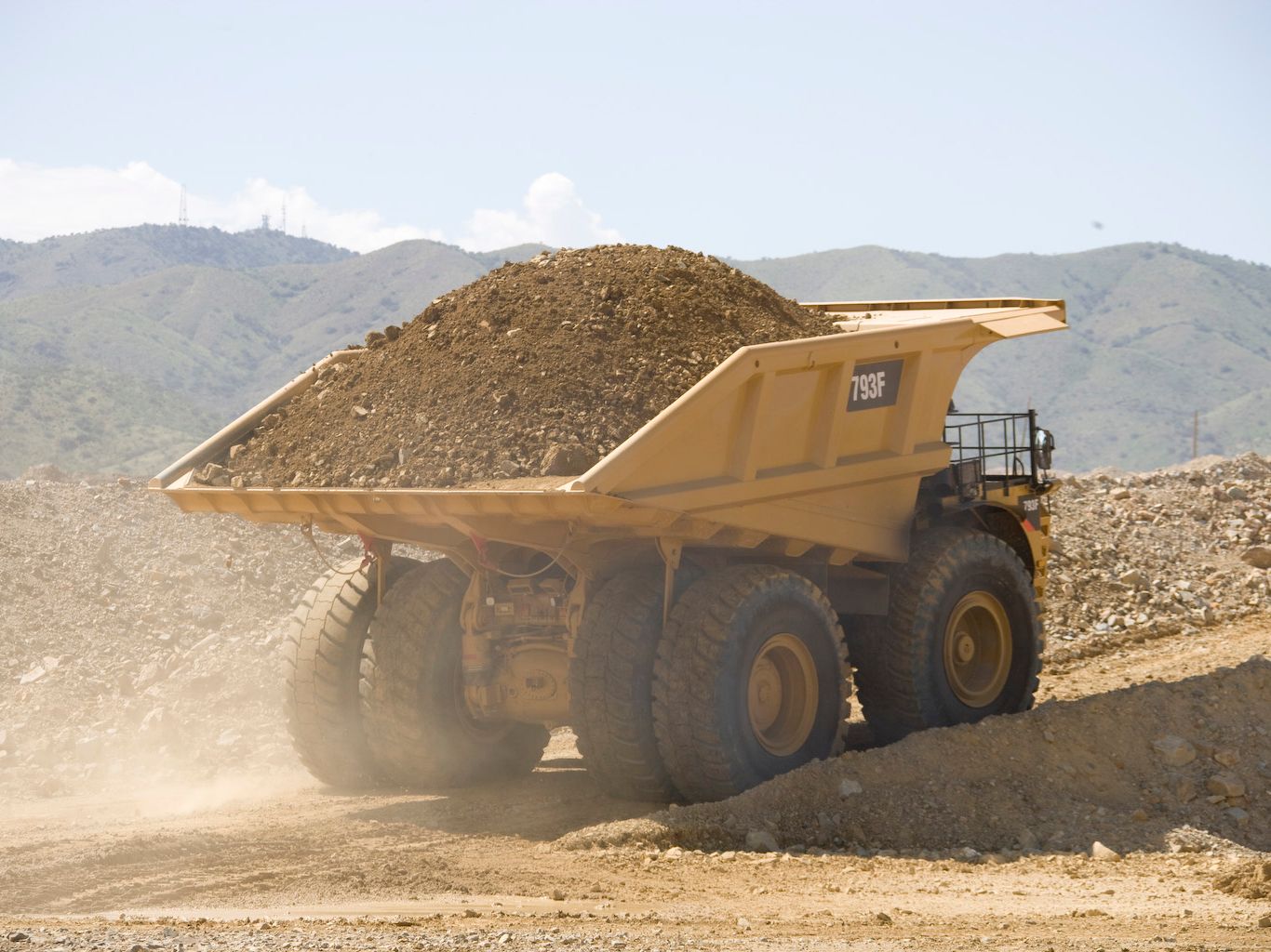 Caterpillar celebrates assembly of the 5000th 793 mining truck at