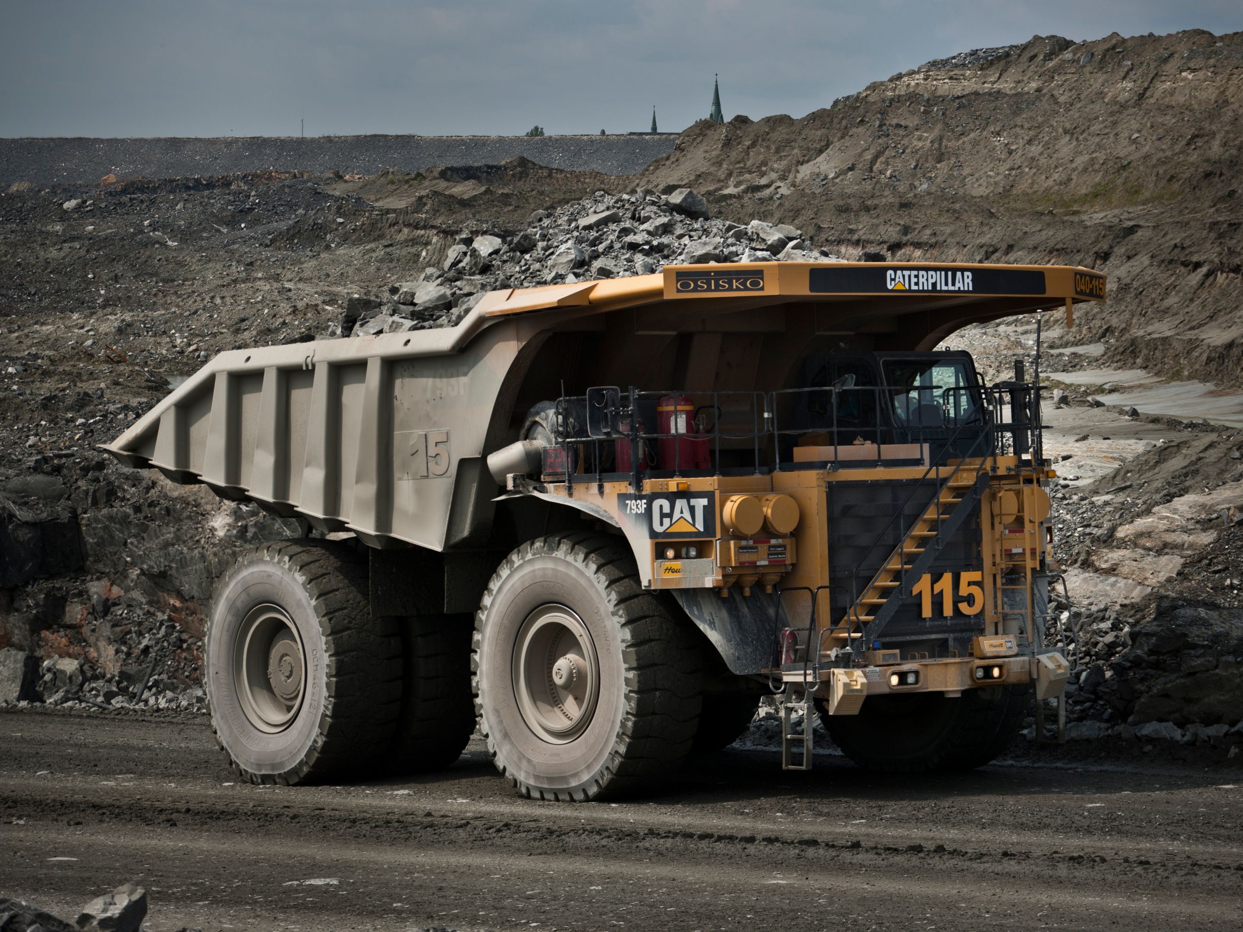 Caterpillar celebrates assembly of the 5000th 793 mining truck at