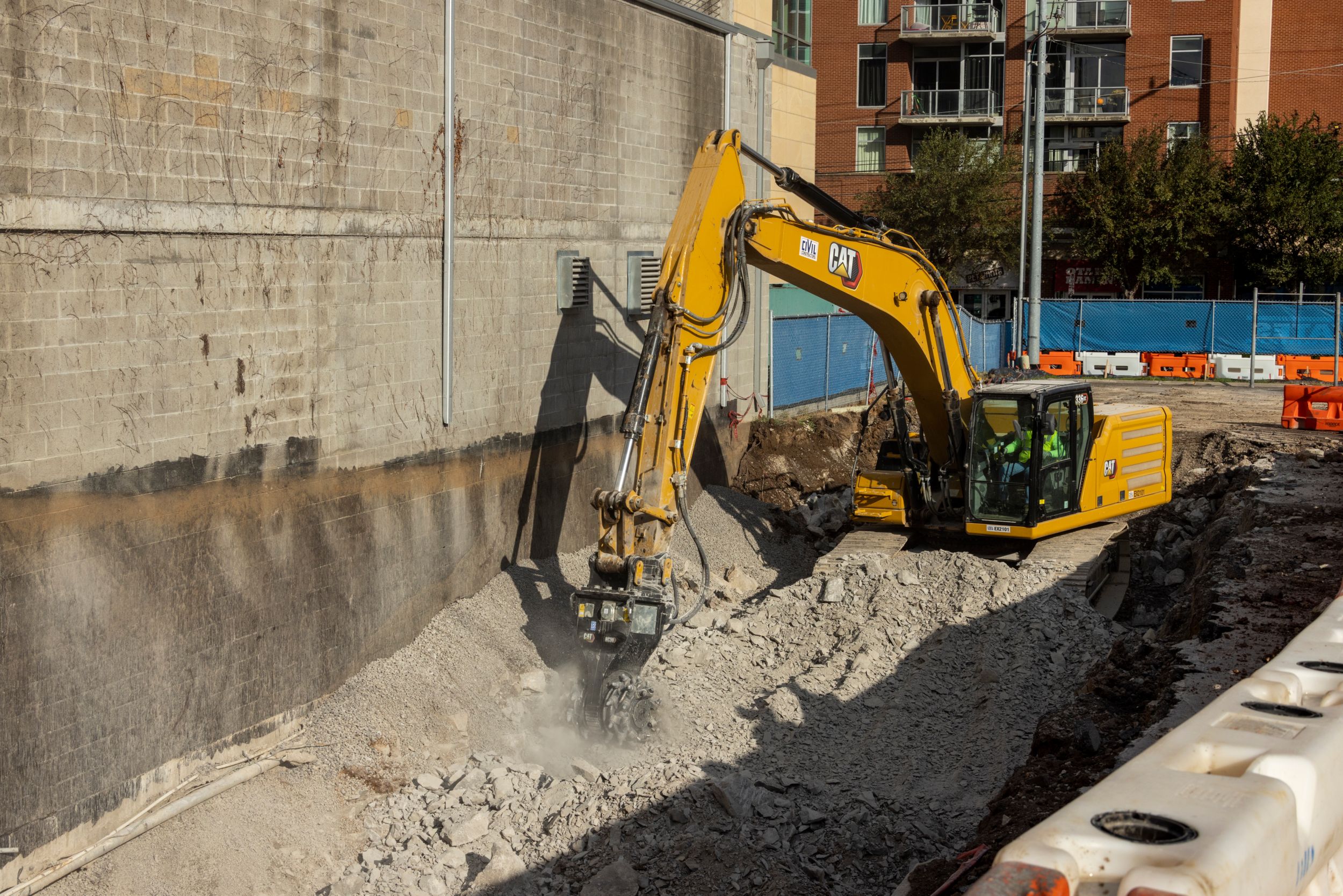 Cat rotations fräs som arbetar tillsammans med byggnaden