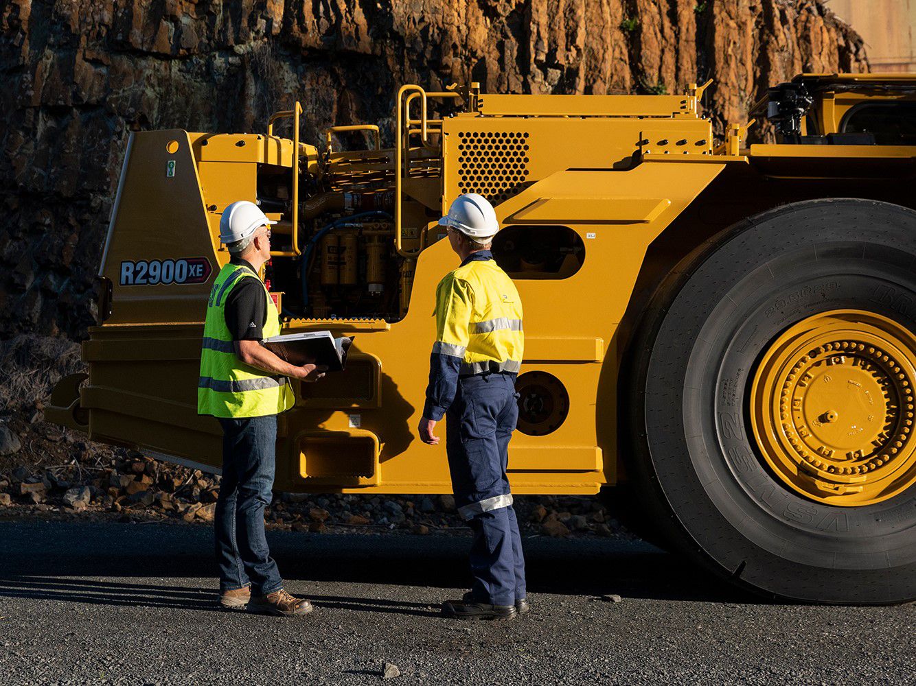 Underground Mining Load Haul Dump (LHD) Loaders R2900 XE (Diesel-Electric)