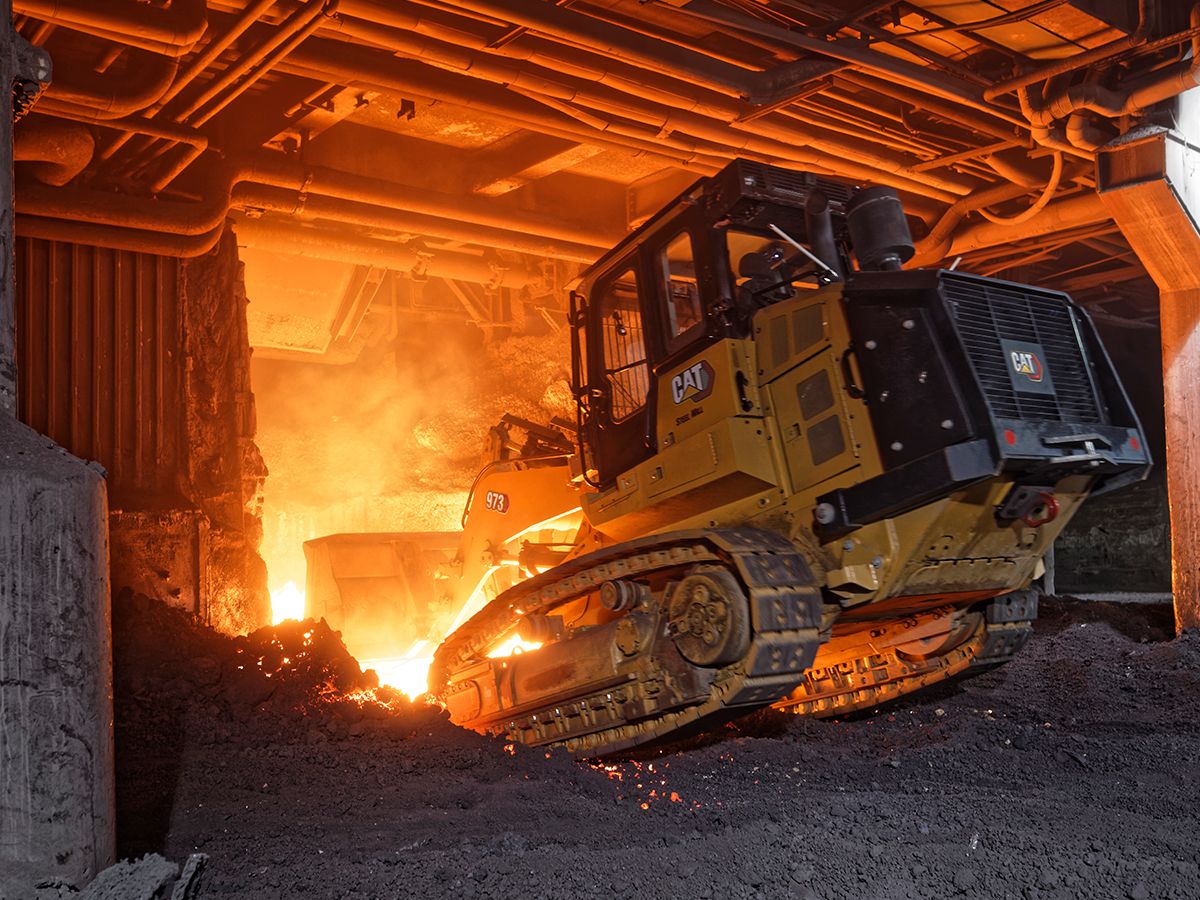 The 973 can be equipped to handle hot slag in steel mills